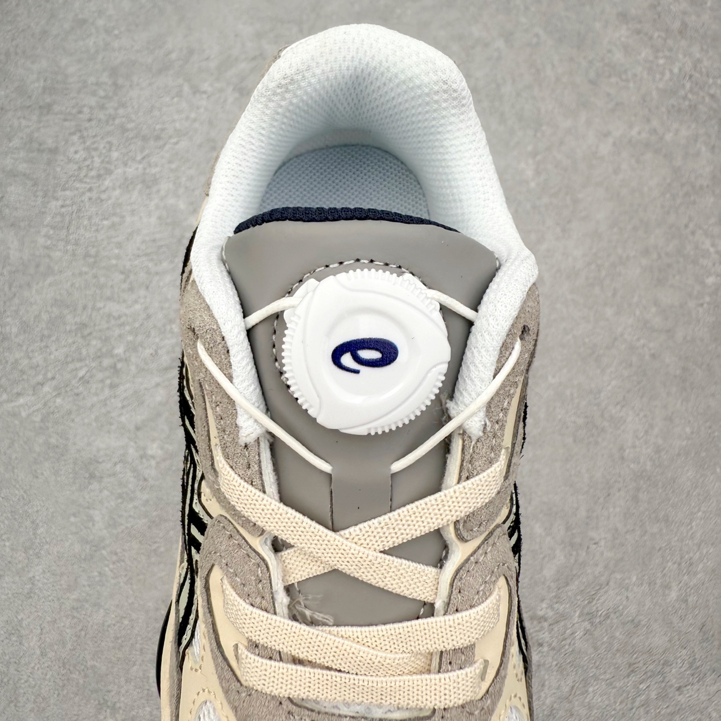 图片[5]-Asics GEL-NYC 亚瑟士防滑耐磨透气低帮运动休闲鞋童鞋 GEL-NYC™ 运动鞋的灵感源自传统和现代高性能跑步风格 其鞋面结构参考了 2000 年代初的 GEL-NIMBUS™ 3 鞋 并将其与 MC-PLUS V 设计中的各种装饰融为一体 该工装通过使用 GEL-CUMULUS® 16 鞋的工装系统来对比鞋面的复古风格 通过轻质泡沫和 GEL® 技术嵌入物的结合 这种中底结构有助于创造先进的脚底舒适度 尺码：27 28 29 30 31 32 33 34 35-选品中心