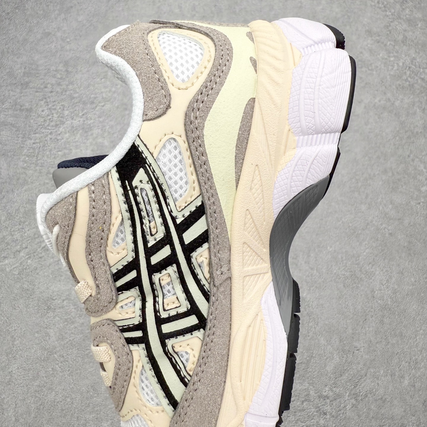 图片[7]-Asics GEL-NYC 亚瑟士防滑耐磨透气低帮运动休闲鞋童鞋 GEL-NYC™ 运动鞋的灵感源自传统和现代高性能跑步风格 其鞋面结构参考了 2000 年代初的 GEL-NIMBUS™ 3 鞋 并将其与 MC-PLUS V 设计中的各种装饰融为一体 该工装通过使用 GEL-CUMULUS® 16 鞋的工装系统来对比鞋面的复古风格 通过轻质泡沫和 GEL® 技术嵌入物的结合 这种中底结构有助于创造先进的脚底舒适度 尺码：27 28 29 30 31 32 33 34 35-选品中心