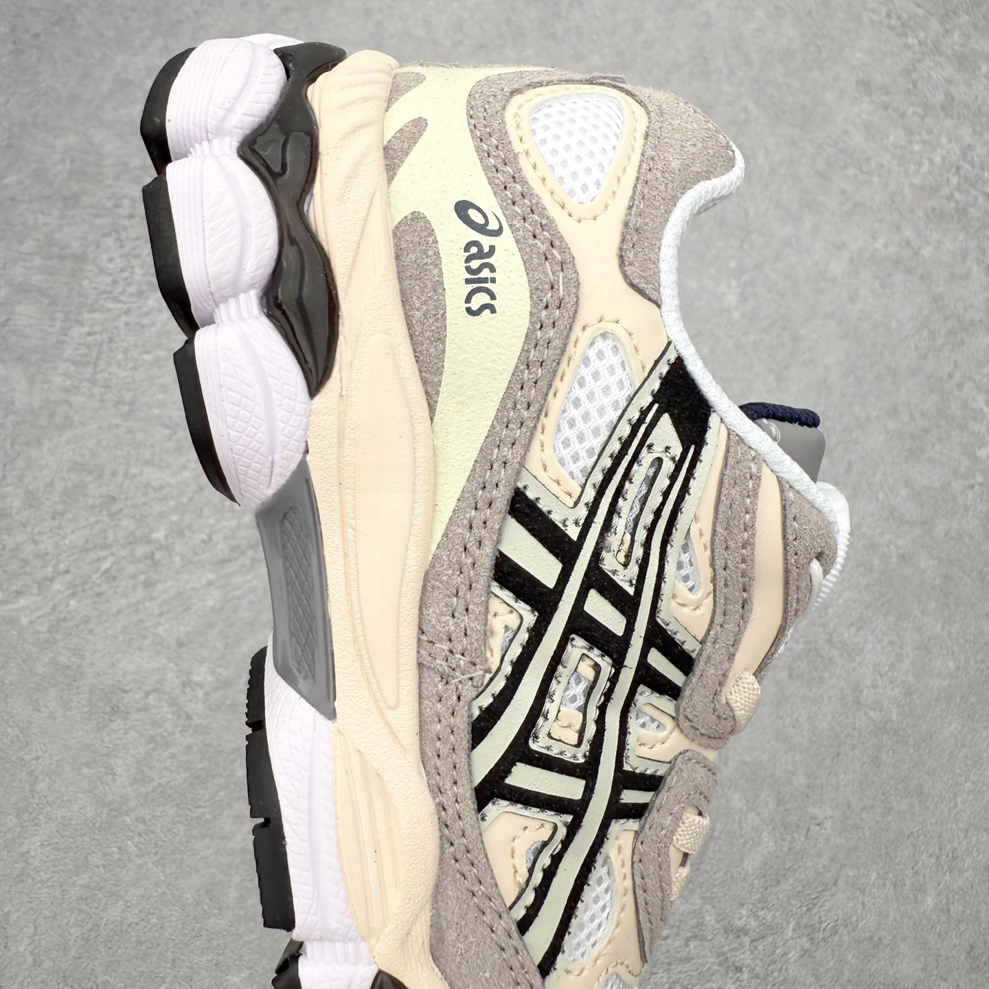 图片[6]-Asics GEL-NYC 亚瑟士防滑耐磨透气低帮运动休闲鞋童鞋 GEL-NYC™ 运动鞋的灵感源自传统和现代高性能跑步风格 其鞋面结构参考了 2000 年代初的 GEL-NIMBUS™ 3 鞋 并将其与 MC-PLUS V 设计中的各种装饰融为一体 该工装通过使用 GEL-CUMULUS® 16 鞋的工装系统来对比鞋面的复古风格 通过轻质泡沫和 GEL® 技术嵌入物的结合 这种中底结构有助于创造先进的脚底舒适度 尺码：27 28 29 30 31 32 33 34 35-选品中心