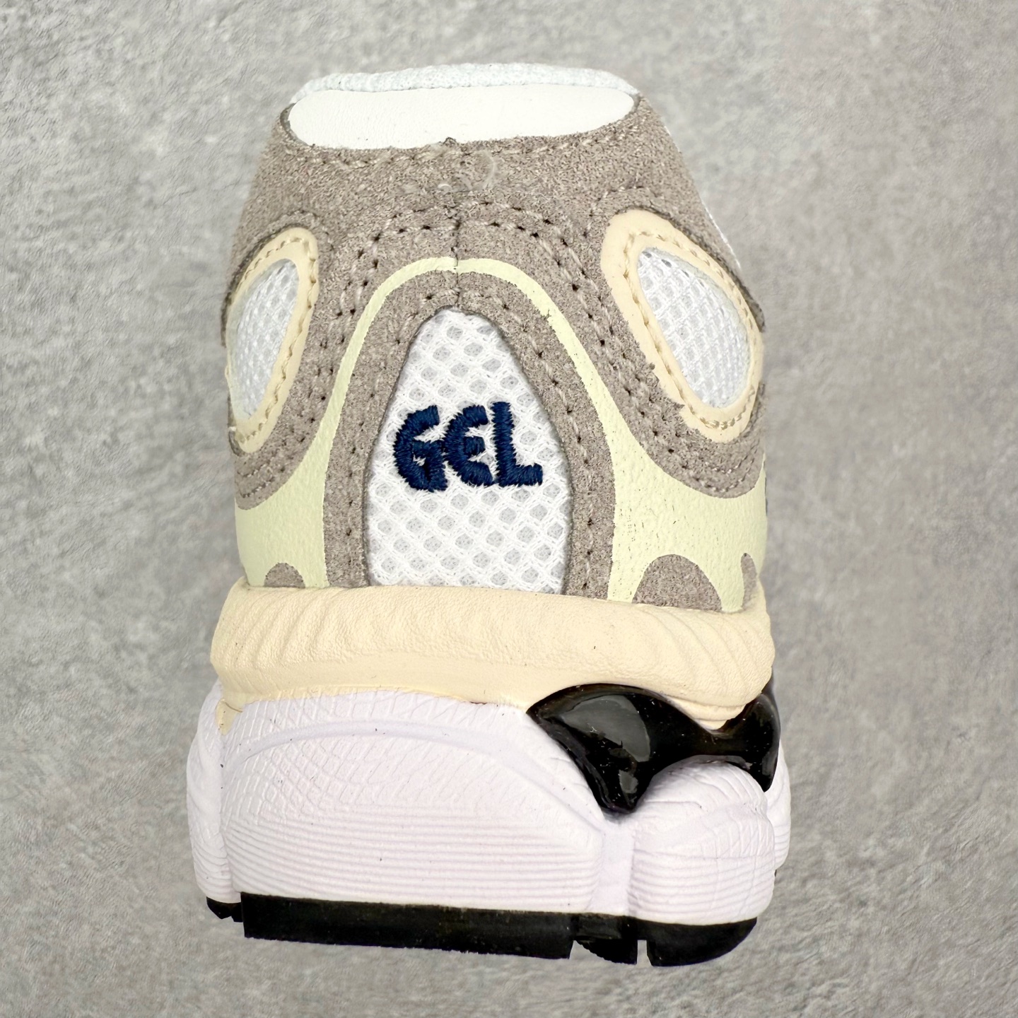 图片[8]-Asics GEL-NYC 亚瑟士防滑耐磨透气低帮运动休闲鞋童鞋 GEL-NYC™ 运动鞋的灵感源自传统和现代高性能跑步风格 其鞋面结构参考了 2000 年代初的 GEL-NIMBUS™ 3 鞋 并将其与 MC-PLUS V 设计中的各种装饰融为一体 该工装通过使用 GEL-CUMULUS® 16 鞋的工装系统来对比鞋面的复古风格 通过轻质泡沫和 GEL® 技术嵌入物的结合 这种中底结构有助于创造先进的脚底舒适度 尺码：27 28 29 30 31 32 33 34 35-选品中心