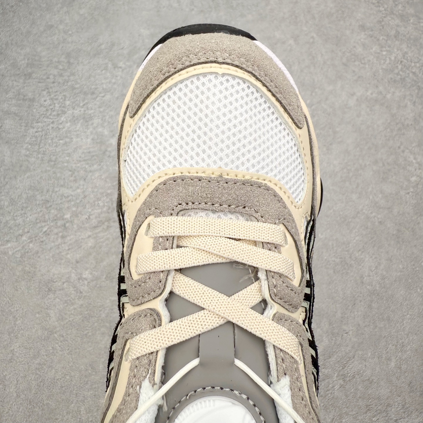 图片[4]-Asics GEL-NYC 亚瑟士防滑耐磨透气低帮运动休闲鞋童鞋 GEL-NYC™ 运动鞋的灵感源自传统和现代高性能跑步风格 其鞋面结构参考了 2000 年代初的 GEL-NIMBUS™ 3 鞋 并将其与 MC-PLUS V 设计中的各种装饰融为一体 该工装通过使用 GEL-CUMULUS® 16 鞋的工装系统来对比鞋面的复古风格 通过轻质泡沫和 GEL® 技术嵌入物的结合 这种中底结构有助于创造先进的脚底舒适度 尺码：27 28 29 30 31 32 33 34 35-选品中心