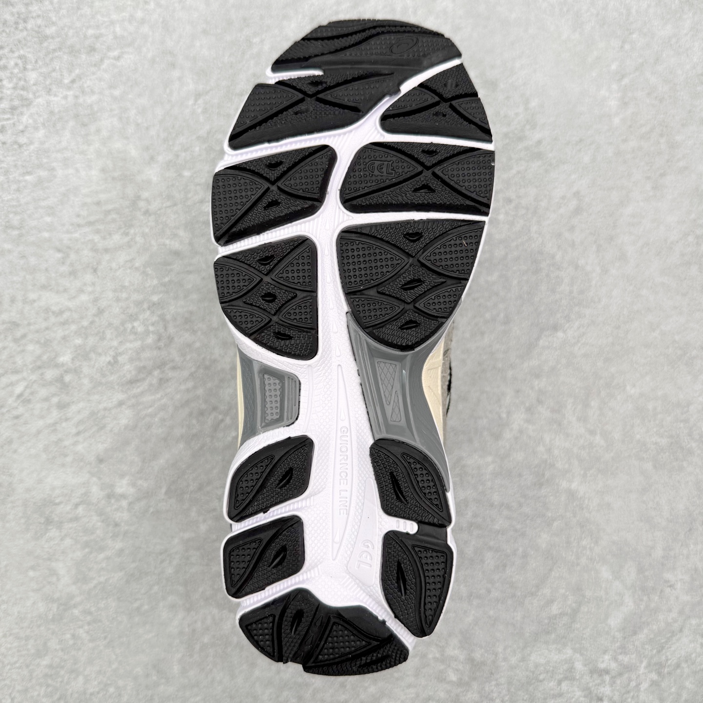 图片[9]-Asics GEL-NYC 亚瑟士防滑耐磨透气低帮运动休闲鞋童鞋 GEL-NYC™ 运动鞋的灵感源自传统和现代高性能跑步风格 其鞋面结构参考了 2000 年代初的 GEL-NIMBUS™ 3 鞋 并将其与 MC-PLUS V 设计中的各种装饰融为一体 该工装通过使用 GEL-CUMULUS® 16 鞋的工装系统来对比鞋面的复古风格 通过轻质泡沫和 GEL® 技术嵌入物的结合 这种中底结构有助于创造先进的脚底舒适度 尺码：27 28 29 30 31 32 33 34 35-选品中心