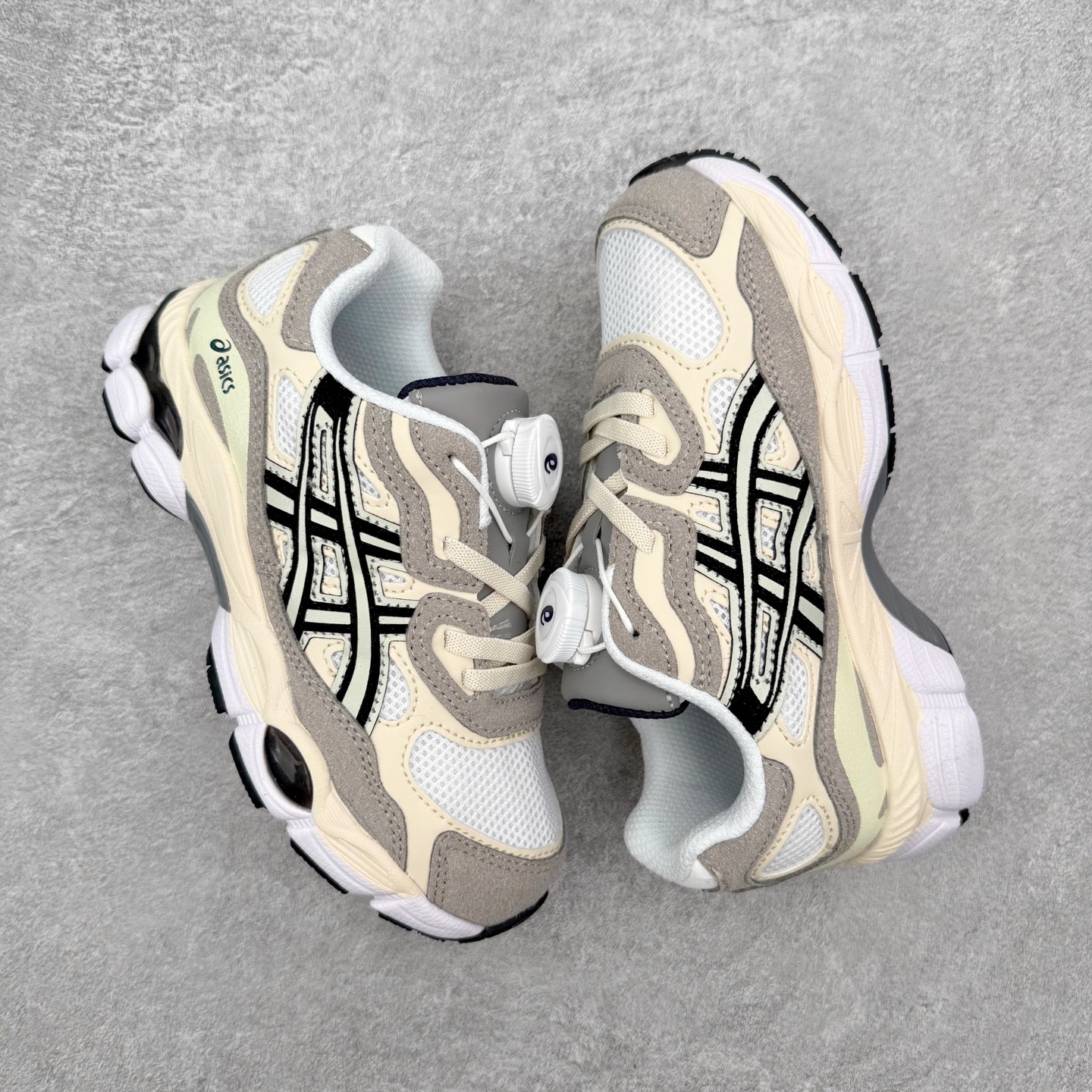 图片[3]-Asics GEL-NYC 亚瑟士防滑耐磨透气低帮运动休闲鞋童鞋 GEL-NYC™ 运动鞋的灵感源自传统和现代高性能跑步风格 其鞋面结构参考了 2000 年代初的 GEL-NIMBUS™ 3 鞋 并将其与 MC-PLUS V 设计中的各种装饰融为一体 该工装通过使用 GEL-CUMULUS® 16 鞋的工装系统来对比鞋面的复古风格 通过轻质泡沫和 GEL® 技术嵌入物的结合 这种中底结构有助于创造先进的脚底舒适度 尺码：27 28 29 30 31 32 33 34 35-选品中心