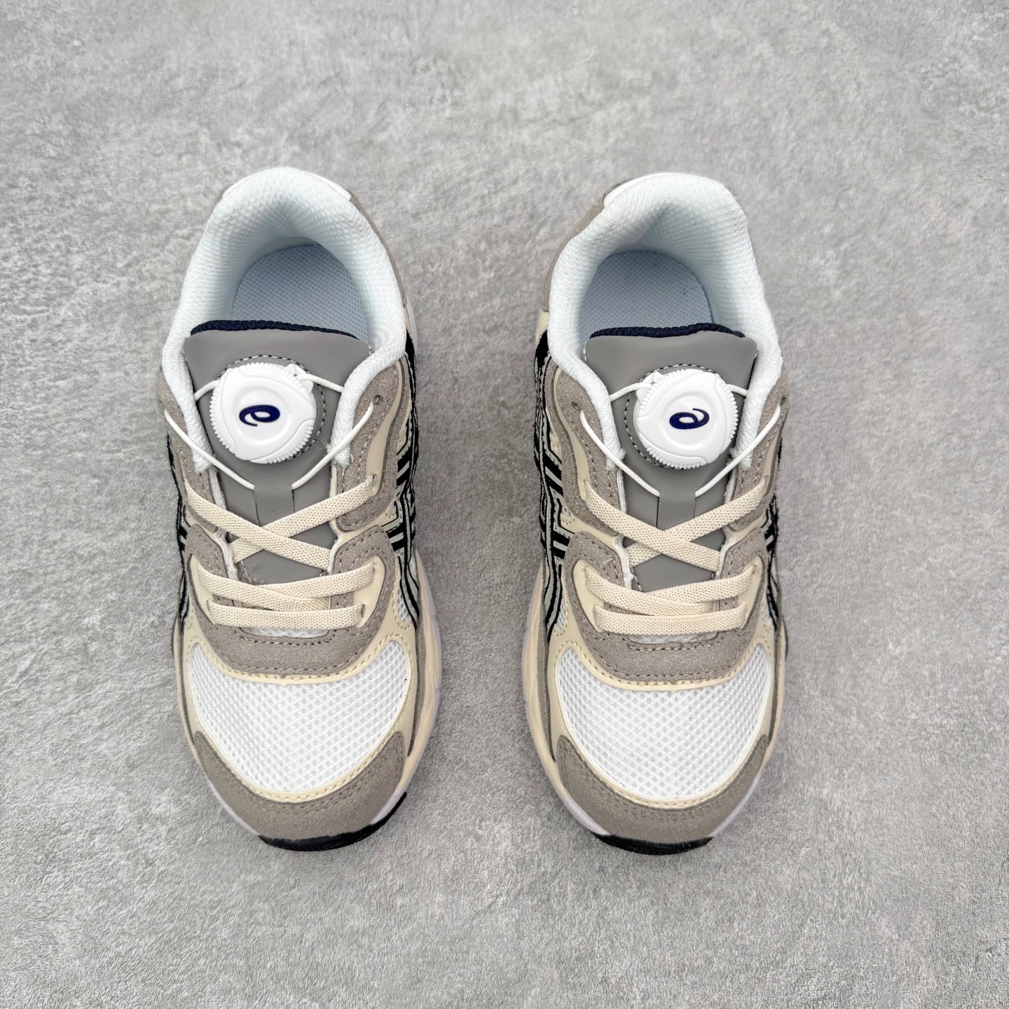 图片[2]-Asics GEL-NYC 亚瑟士防滑耐磨透气低帮运动休闲鞋童鞋 GEL-NYC™ 运动鞋的灵感源自传统和现代高性能跑步风格 其鞋面结构参考了 2000 年代初的 GEL-NIMBUS™ 3 鞋 并将其与 MC-PLUS V 设计中的各种装饰融为一体 该工装通过使用 GEL-CUMULUS® 16 鞋的工装系统来对比鞋面的复古风格 通过轻质泡沫和 GEL® 技术嵌入物的结合 这种中底结构有助于创造先进的脚底舒适度 尺码：27 28 29 30 31 32 33 34 35-选品中心