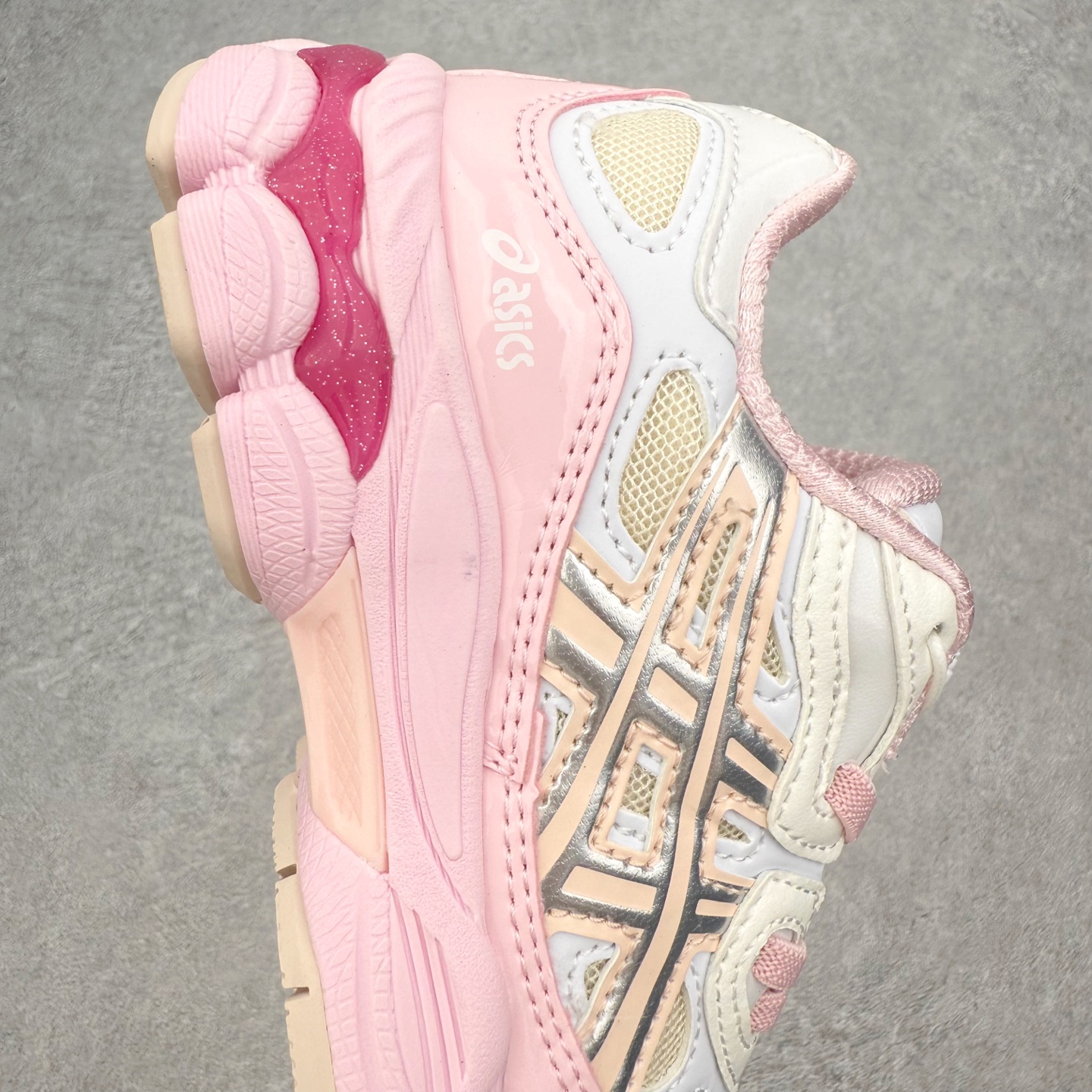 图片[6]-Asics GEL-NYC 亚瑟士防滑耐磨透气低帮运动休闲鞋童鞋 GEL-NYC™ 运动鞋的灵感源自传统和现代高性能跑步风格 其鞋面结构参考了 2000 年代初的 GEL-NIMBUS™ 3 鞋 并将其与 MC-PLUS V 设计中的各种装饰融为一体 该工装通过使用 GEL-CUMULUS® 16 鞋的工装系统来对比鞋面的复古风格 通过轻质泡沫和 GEL® 技术嵌入物的结合 这种中底结构有助于创造先进的脚底舒适度 尺码：27 28 29 30 31 32 33 34 35-选品中心