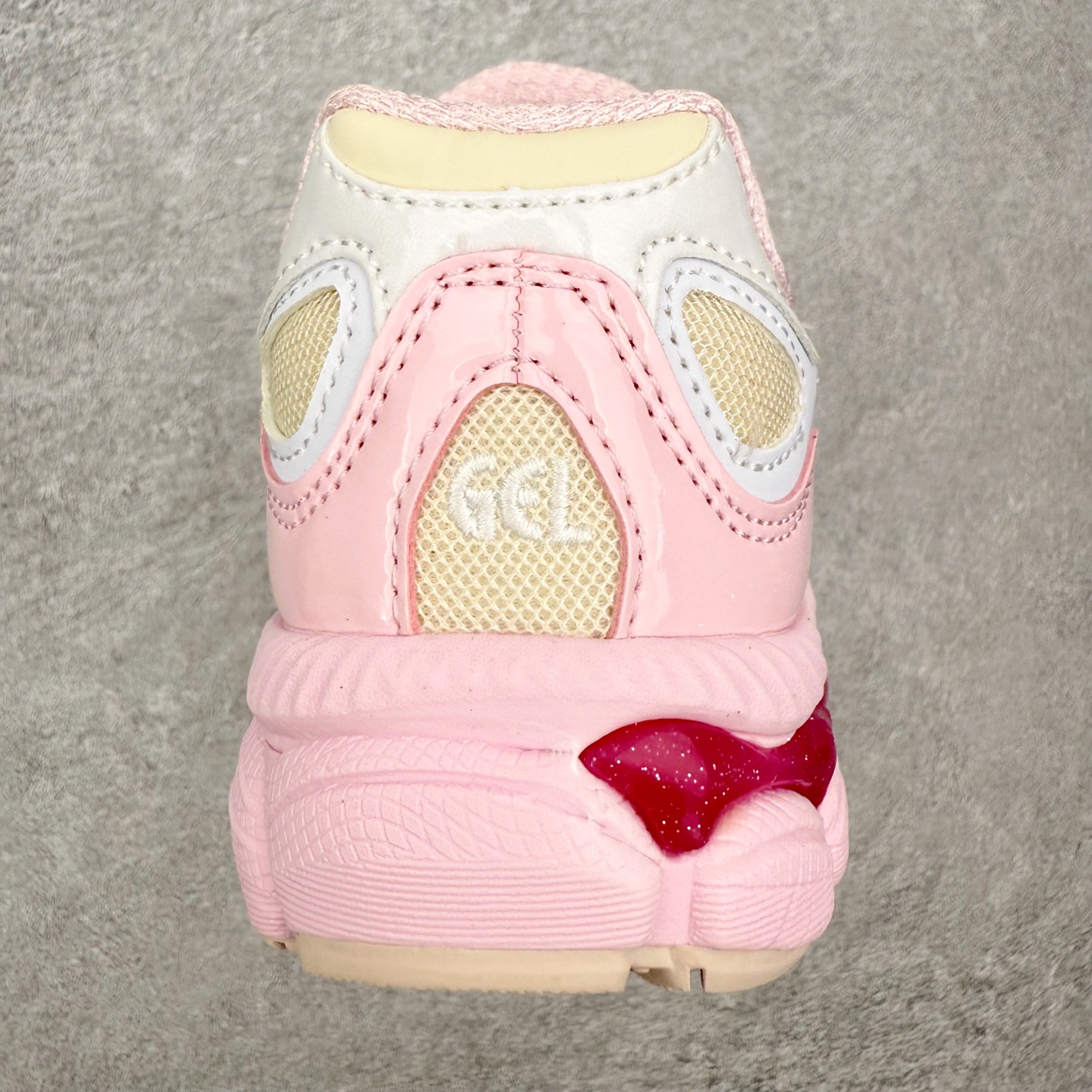 图片[8]-Asics GEL-NYC 亚瑟士防滑耐磨透气低帮运动休闲鞋童鞋 GEL-NYC™ 运动鞋的灵感源自传统和现代高性能跑步风格 其鞋面结构参考了 2000 年代初的 GEL-NIMBUS™ 3 鞋 并将其与 MC-PLUS V 设计中的各种装饰融为一体 该工装通过使用 GEL-CUMULUS® 16 鞋的工装系统来对比鞋面的复古风格 通过轻质泡沫和 GEL® 技术嵌入物的结合 这种中底结构有助于创造先进的脚底舒适度 尺码：27 28 29 30 31 32 33 34 35-选品中心