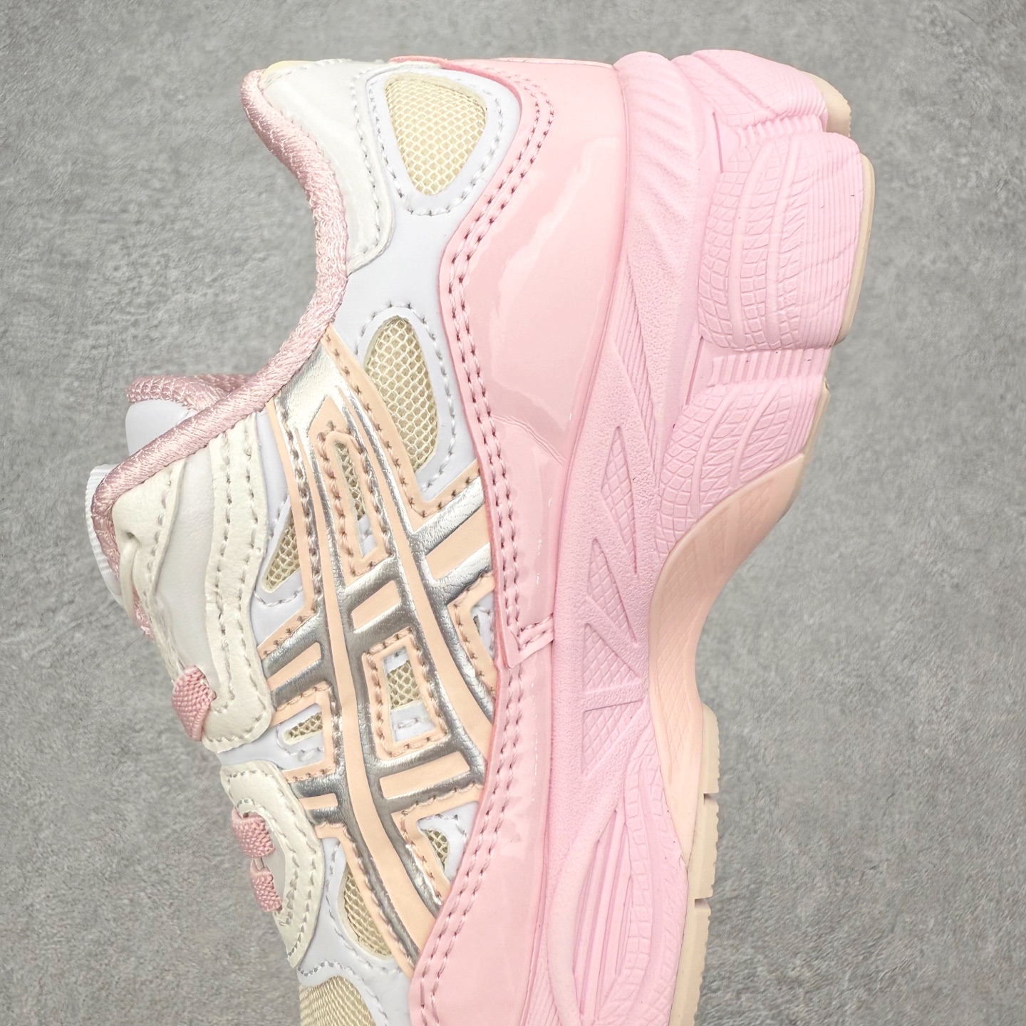 图片[7]-Asics GEL-NYC 亚瑟士防滑耐磨透气低帮运动休闲鞋童鞋 GEL-NYC™ 运动鞋的灵感源自传统和现代高性能跑步风格 其鞋面结构参考了 2000 年代初的 GEL-NIMBUS™ 3 鞋 并将其与 MC-PLUS V 设计中的各种装饰融为一体 该工装通过使用 GEL-CUMULUS® 16 鞋的工装系统来对比鞋面的复古风格 通过轻质泡沫和 GEL® 技术嵌入物的结合 这种中底结构有助于创造先进的脚底舒适度 尺码：27 28 29 30 31 32 33 34 35-选品中心