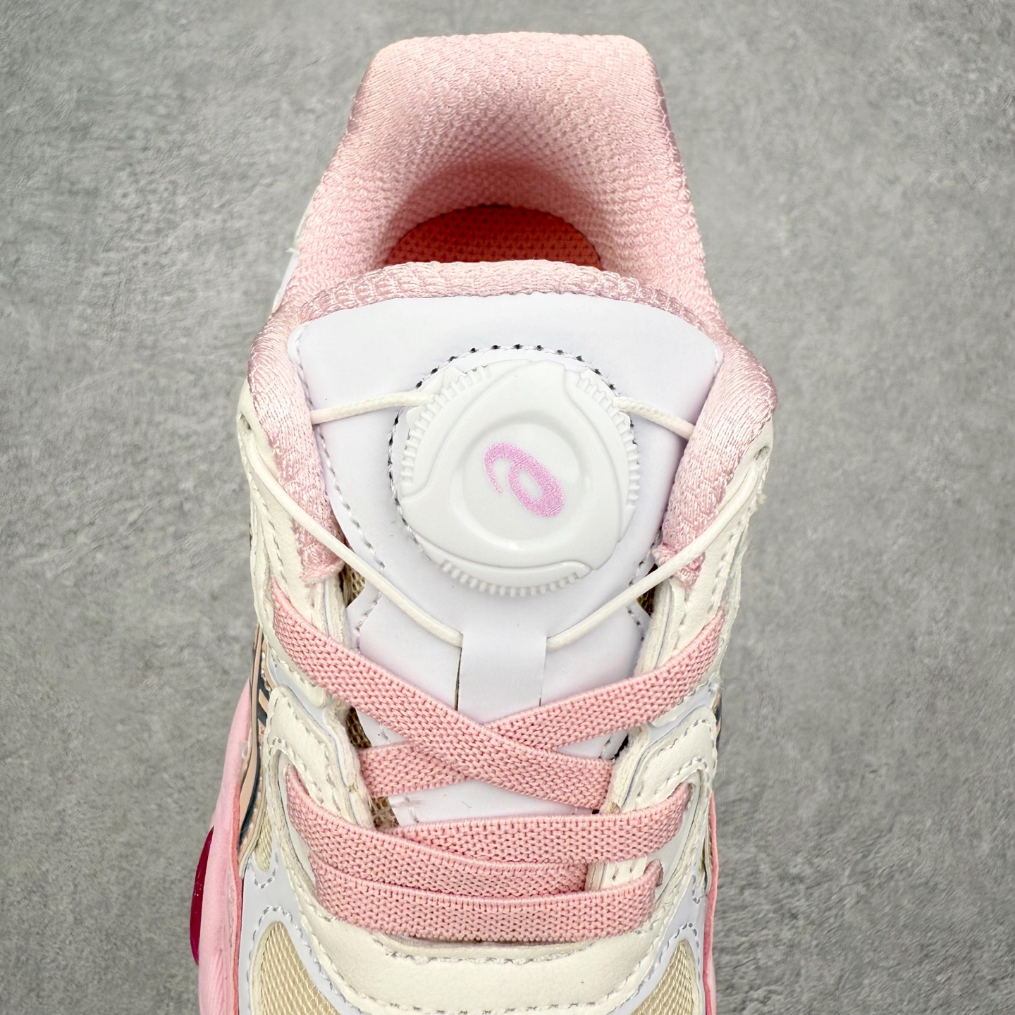 图片[5]-Asics GEL-NYC 亚瑟士防滑耐磨透气低帮运动休闲鞋童鞋 GEL-NYC™ 运动鞋的灵感源自传统和现代高性能跑步风格 其鞋面结构参考了 2000 年代初的 GEL-NIMBUS™ 3 鞋 并将其与 MC-PLUS V 设计中的各种装饰融为一体 该工装通过使用 GEL-CUMULUS® 16 鞋的工装系统来对比鞋面的复古风格 通过轻质泡沫和 GEL® 技术嵌入物的结合 这种中底结构有助于创造先进的脚底舒适度 尺码：27 28 29 30 31 32 33 34 35-选品中心