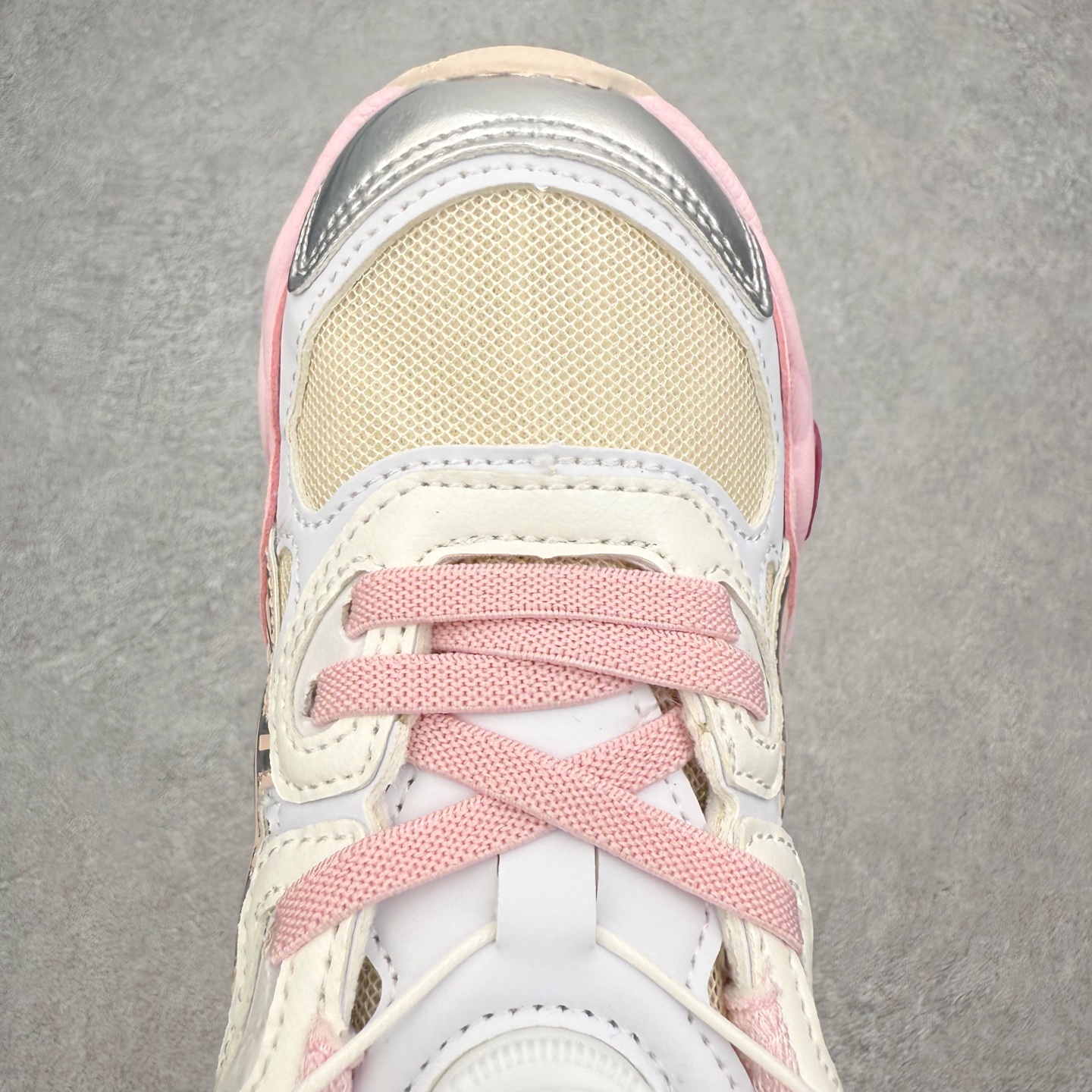 图片[4]-Asics GEL-NYC 亚瑟士防滑耐磨透气低帮运动休闲鞋童鞋 GEL-NYC™ 运动鞋的灵感源自传统和现代高性能跑步风格 其鞋面结构参考了 2000 年代初的 GEL-NIMBUS™ 3 鞋 并将其与 MC-PLUS V 设计中的各种装饰融为一体 该工装通过使用 GEL-CUMULUS® 16 鞋的工装系统来对比鞋面的复古风格 通过轻质泡沫和 GEL® 技术嵌入物的结合 这种中底结构有助于创造先进的脚底舒适度 尺码：27 28 29 30 31 32 33 34 35-选品中心