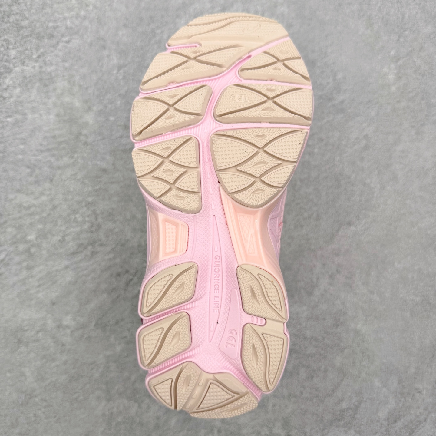 图片[9]-Asics GEL-NYC 亚瑟士防滑耐磨透气低帮运动休闲鞋童鞋 GEL-NYC™ 运动鞋的灵感源自传统和现代高性能跑步风格 其鞋面结构参考了 2000 年代初的 GEL-NIMBUS™ 3 鞋 并将其与 MC-PLUS V 设计中的各种装饰融为一体 该工装通过使用 GEL-CUMULUS® 16 鞋的工装系统来对比鞋面的复古风格 通过轻质泡沫和 GEL® 技术嵌入物的结合 这种中底结构有助于创造先进的脚底舒适度 尺码：27 28 29 30 31 32 33 34 35-选品中心