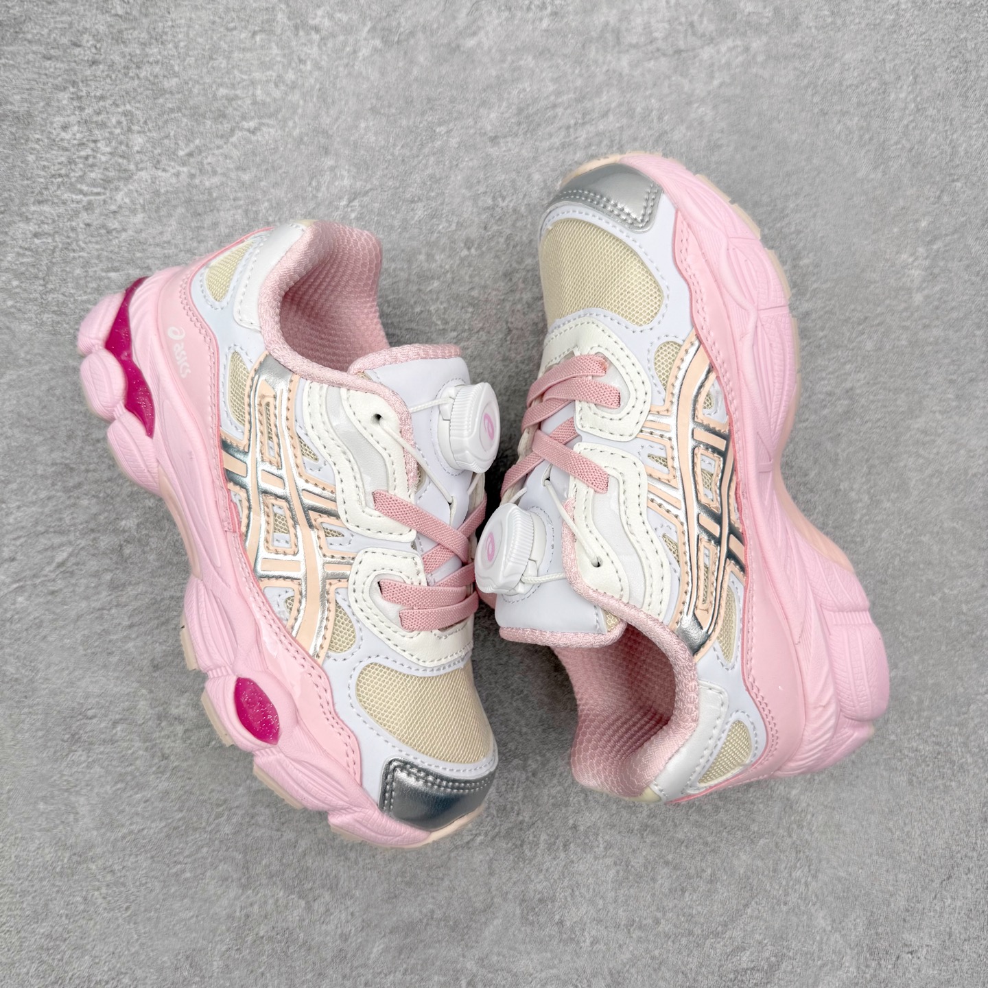 图片[3]-Asics GEL-NYC 亚瑟士防滑耐磨透气低帮运动休闲鞋童鞋 GEL-NYC™ 运动鞋的灵感源自传统和现代高性能跑步风格 其鞋面结构参考了 2000 年代初的 GEL-NIMBUS™ 3 鞋 并将其与 MC-PLUS V 设计中的各种装饰融为一体 该工装通过使用 GEL-CUMULUS® 16 鞋的工装系统来对比鞋面的复古风格 通过轻质泡沫和 GEL® 技术嵌入物的结合 这种中底结构有助于创造先进的脚底舒适度 尺码：27 28 29 30 31 32 33 34 35-选品中心