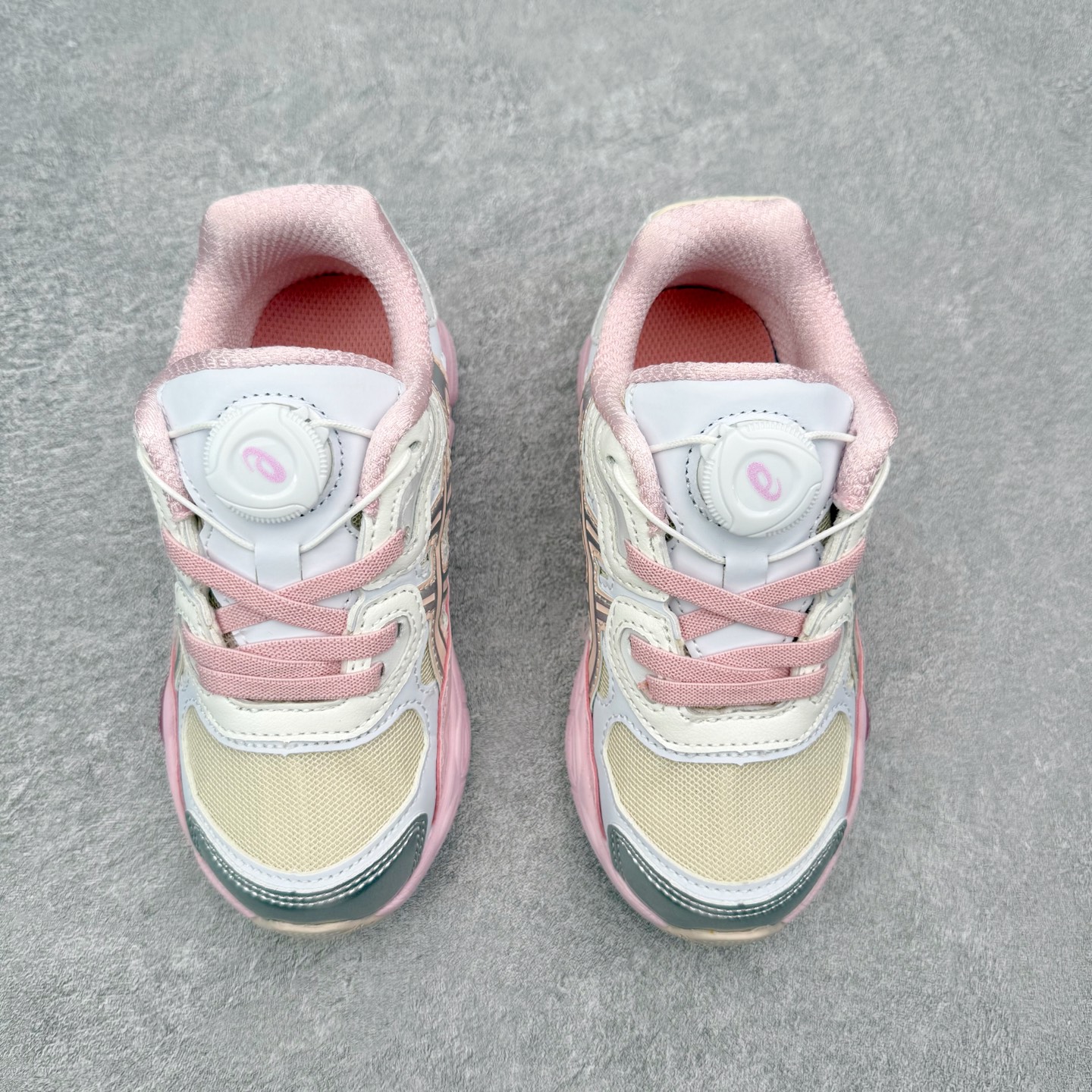 图片[2]-Asics GEL-NYC 亚瑟士防滑耐磨透气低帮运动休闲鞋童鞋 GEL-NYC™ 运动鞋的灵感源自传统和现代高性能跑步风格 其鞋面结构参考了 2000 年代初的 GEL-NIMBUS™ 3 鞋 并将其与 MC-PLUS V 设计中的各种装饰融为一体 该工装通过使用 GEL-CUMULUS® 16 鞋的工装系统来对比鞋面的复古风格 通过轻质泡沫和 GEL® 技术嵌入物的结合 这种中底结构有助于创造先进的脚底舒适度 尺码：27 28 29 30 31 32 33 34 35-选品中心