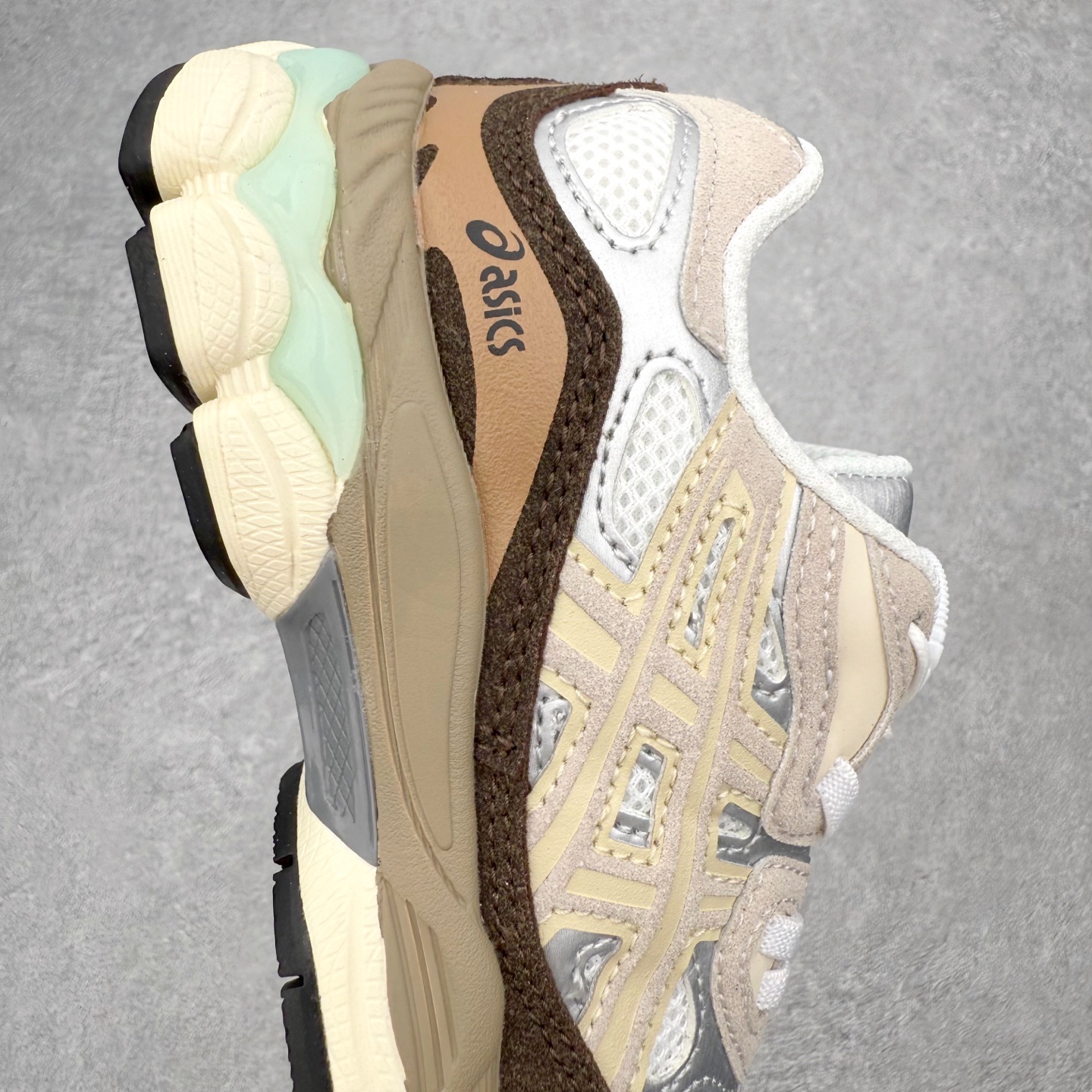 图片[6]-Asics GEL-NYC 亚瑟士防滑耐磨透气低帮运动休闲鞋童鞋 GEL-NYC™ 运动鞋的灵感源自传统和现代高性能跑步风格 其鞋面结构参考了 2000 年代初的 GEL-NIMBUS™ 3 鞋 并将其与 MC-PLUS V 设计中的各种装饰融为一体 该工装通过使用 GEL-CUMULUS® 16 鞋的工装系统来对比鞋面的复古风格 通过轻质泡沫和 GEL® 技术嵌入物的结合 这种中底结构有助于创造先进的脚底舒适度 尺码：27 28 29 30 31 32 33 34 35-选品中心