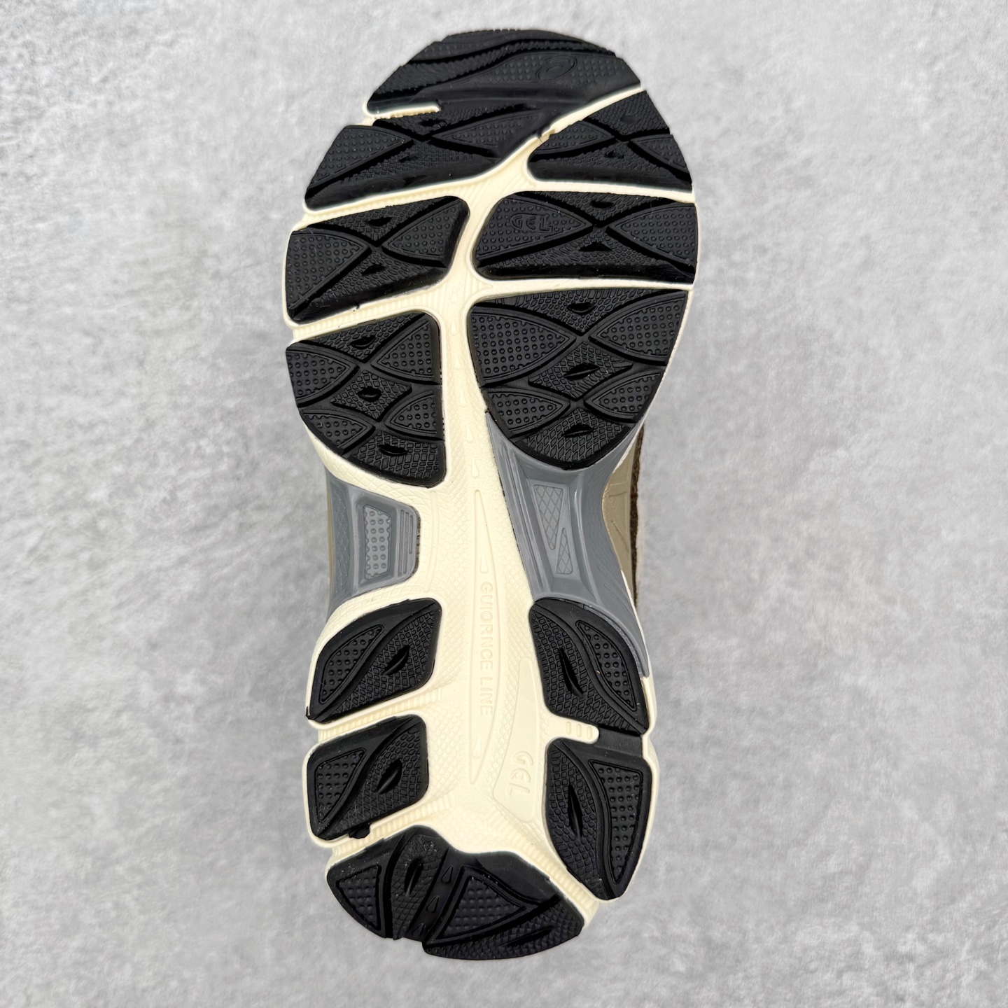 图片[9]-Asics GEL-NYC 亚瑟士防滑耐磨透气低帮运动休闲鞋童鞋 GEL-NYC™ 运动鞋的灵感源自传统和现代高性能跑步风格 其鞋面结构参考了 2000 年代初的 GEL-NIMBUS™ 3 鞋 并将其与 MC-PLUS V 设计中的各种装饰融为一体 该工装通过使用 GEL-CUMULUS® 16 鞋的工装系统来对比鞋面的复古风格 通过轻质泡沫和 GEL® 技术嵌入物的结合 这种中底结构有助于创造先进的脚底舒适度 尺码：27 28 29 30 31 32 33 34 35-选品中心