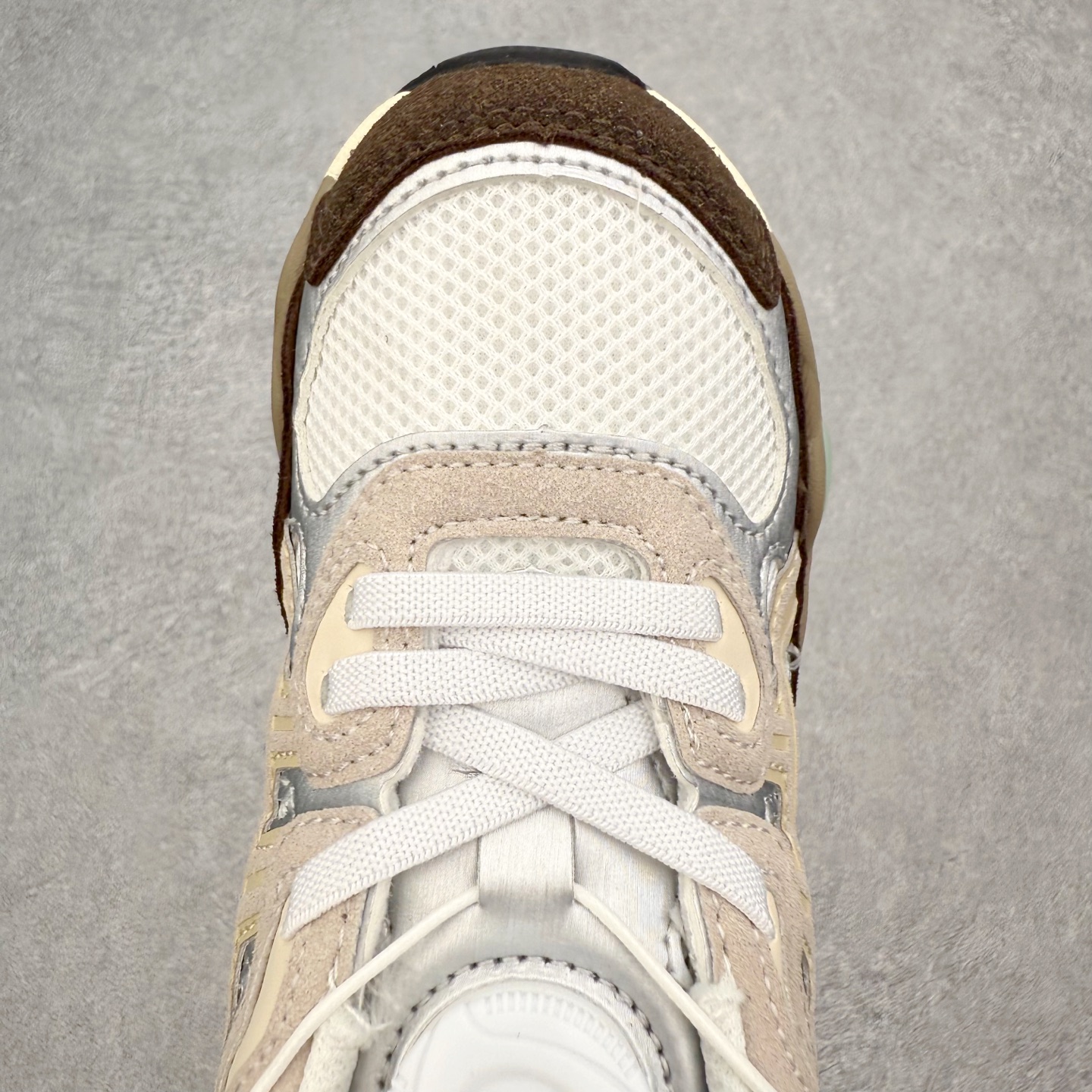 图片[4]-Asics GEL-NYC 亚瑟士防滑耐磨透气低帮运动休闲鞋童鞋 GEL-NYC™ 运动鞋的灵感源自传统和现代高性能跑步风格 其鞋面结构参考了 2000 年代初的 GEL-NIMBUS™ 3 鞋 并将其与 MC-PLUS V 设计中的各种装饰融为一体 该工装通过使用 GEL-CUMULUS® 16 鞋的工装系统来对比鞋面的复古风格 通过轻质泡沫和 GEL® 技术嵌入物的结合 这种中底结构有助于创造先进的脚底舒适度 尺码：27 28 29 30 31 32 33 34 35-选品中心