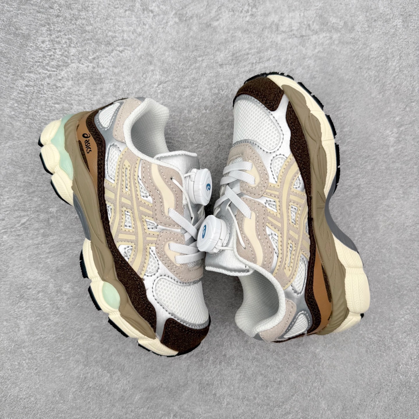 图片[3]-Asics GEL-NYC 亚瑟士防滑耐磨透气低帮运动休闲鞋童鞋 GEL-NYC™ 运动鞋的灵感源自传统和现代高性能跑步风格 其鞋面结构参考了 2000 年代初的 GEL-NIMBUS™ 3 鞋 并将其与 MC-PLUS V 设计中的各种装饰融为一体 该工装通过使用 GEL-CUMULUS® 16 鞋的工装系统来对比鞋面的复古风格 通过轻质泡沫和 GEL® 技术嵌入物的结合 这种中底结构有助于创造先进的脚底舒适度 尺码：27 28 29 30 31 32 33 34 35-选品中心