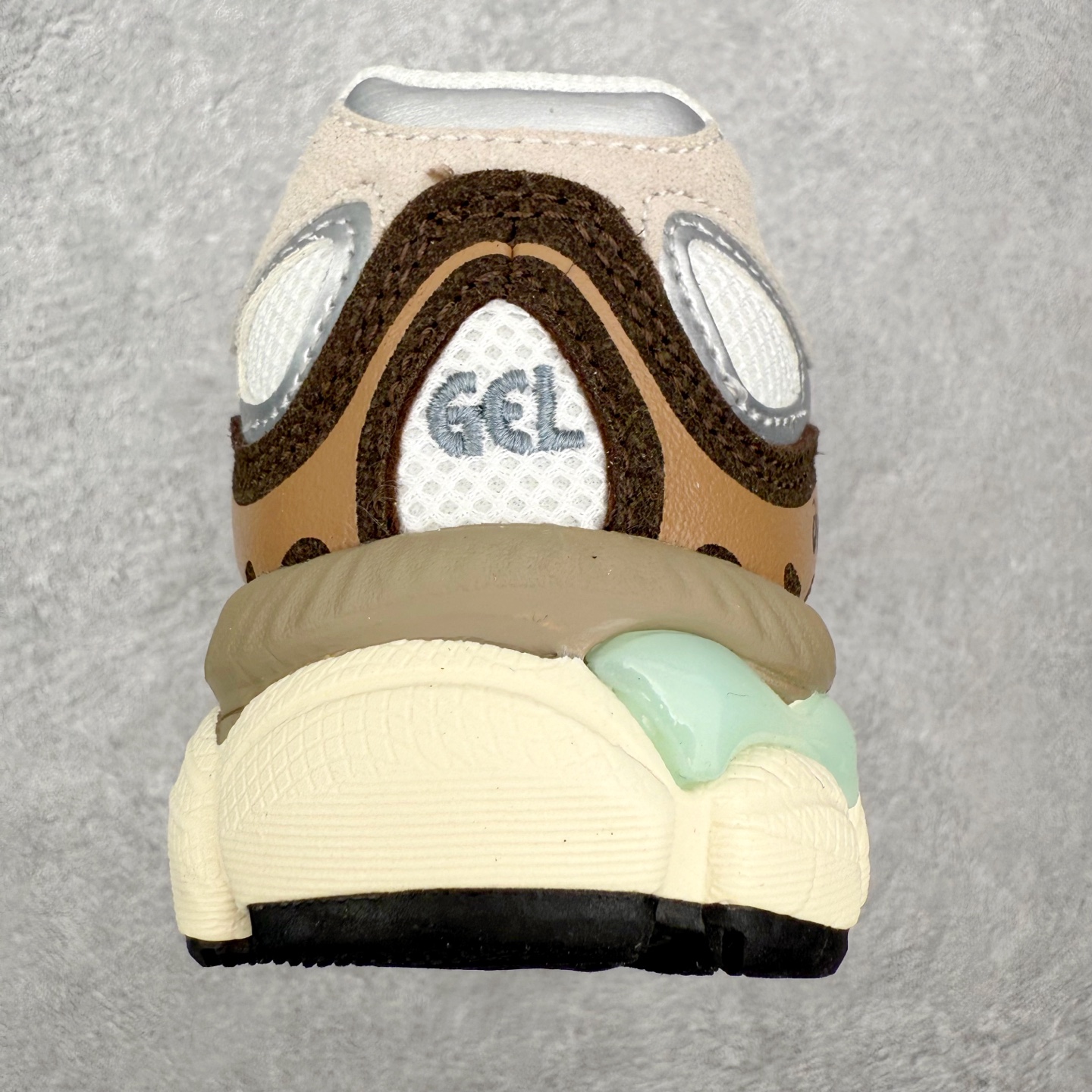 图片[8]-Asics GEL-NYC 亚瑟士防滑耐磨透气低帮运动休闲鞋童鞋 GEL-NYC™ 运动鞋的灵感源自传统和现代高性能跑步风格 其鞋面结构参考了 2000 年代初的 GEL-NIMBUS™ 3 鞋 并将其与 MC-PLUS V 设计中的各种装饰融为一体 该工装通过使用 GEL-CUMULUS® 16 鞋的工装系统来对比鞋面的复古风格 通过轻质泡沫和 GEL® 技术嵌入物的结合 这种中底结构有助于创造先进的脚底舒适度 尺码：27 28 29 30 31 32 33 34 35-选品中心