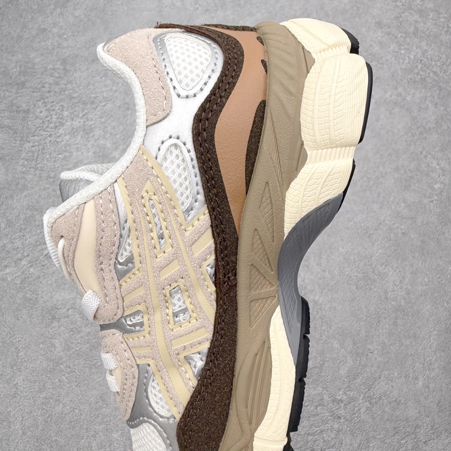 图片[7]-Asics GEL-NYC 亚瑟士防滑耐磨透气低帮运动休闲鞋童鞋 GEL-NYC™ 运动鞋的灵感源自传统和现代高性能跑步风格 其鞋面结构参考了 2000 年代初的 GEL-NIMBUS™ 3 鞋 并将其与 MC-PLUS V 设计中的各种装饰融为一体 该工装通过使用 GEL-CUMULUS® 16 鞋的工装系统来对比鞋面的复古风格 通过轻质泡沫和 GEL® 技术嵌入物的结合 这种中底结构有助于创造先进的脚底舒适度 尺码：27 28 29 30 31 32 33 34 35-选品中心