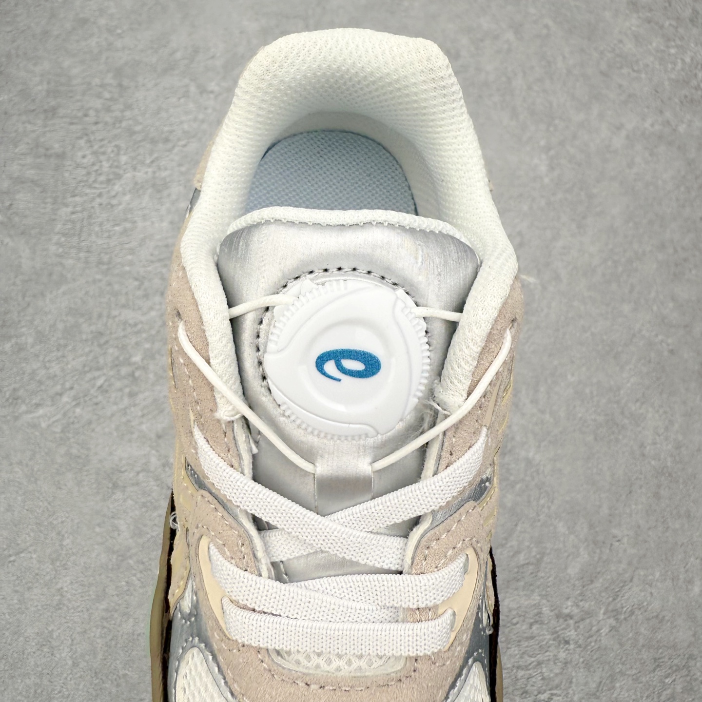 图片[5]-Asics GEL-NYC 亚瑟士防滑耐磨透气低帮运动休闲鞋童鞋 GEL-NYC™ 运动鞋的灵感源自传统和现代高性能跑步风格 其鞋面结构参考了 2000 年代初的 GEL-NIMBUS™ 3 鞋 并将其与 MC-PLUS V 设计中的各种装饰融为一体 该工装通过使用 GEL-CUMULUS® 16 鞋的工装系统来对比鞋面的复古风格 通过轻质泡沫和 GEL® 技术嵌入物的结合 这种中底结构有助于创造先进的脚底舒适度 尺码：27 28 29 30 31 32 33 34 35-选品中心