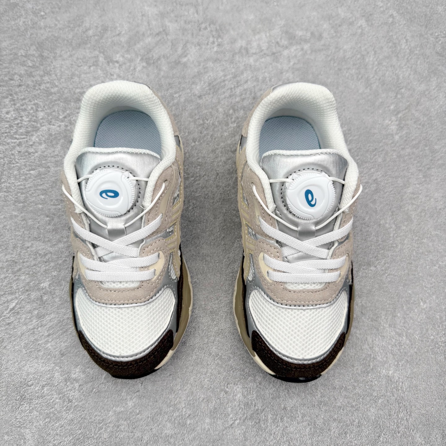 图片[2]-Asics GEL-NYC 亚瑟士防滑耐磨透气低帮运动休闲鞋童鞋 GEL-NYC™ 运动鞋的灵感源自传统和现代高性能跑步风格 其鞋面结构参考了 2000 年代初的 GEL-NIMBUS™ 3 鞋 并将其与 MC-PLUS V 设计中的各种装饰融为一体 该工装通过使用 GEL-CUMULUS® 16 鞋的工装系统来对比鞋面的复古风格 通过轻质泡沫和 GEL® 技术嵌入物的结合 这种中底结构有助于创造先进的脚底舒适度 尺码：27 28 29 30 31 32 33 34 35-选品中心