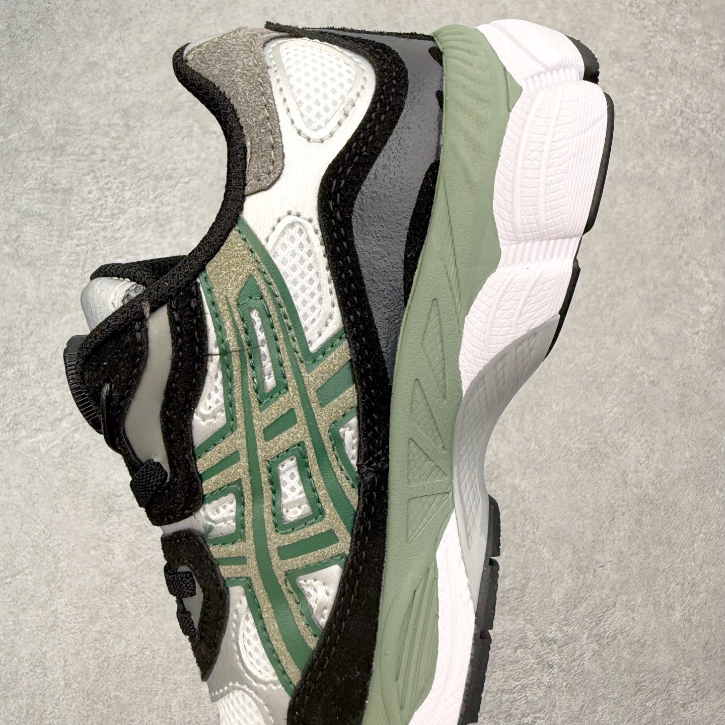 图片[7]-Asics GEL-NYC 亚瑟士防滑耐磨透气低帮运动休闲鞋童鞋 GEL-NYC™ 运动鞋的灵感源自传统和现代高性能跑步风格 其鞋面结构参考了 2000 年代初的 GEL-NIMBUS™ 3 鞋 并将其与 MC-PLUS V 设计中的各种装饰融为一体 该工装通过使用 GEL-CUMULUS® 16 鞋的工装系统来对比鞋面的复古风格 通过轻质泡沫和 GEL® 技术嵌入物的结合 这种中底结构有助于创造先进的脚底舒适度 尺码：27 28 29 30 31 32 33 34 35-选品中心