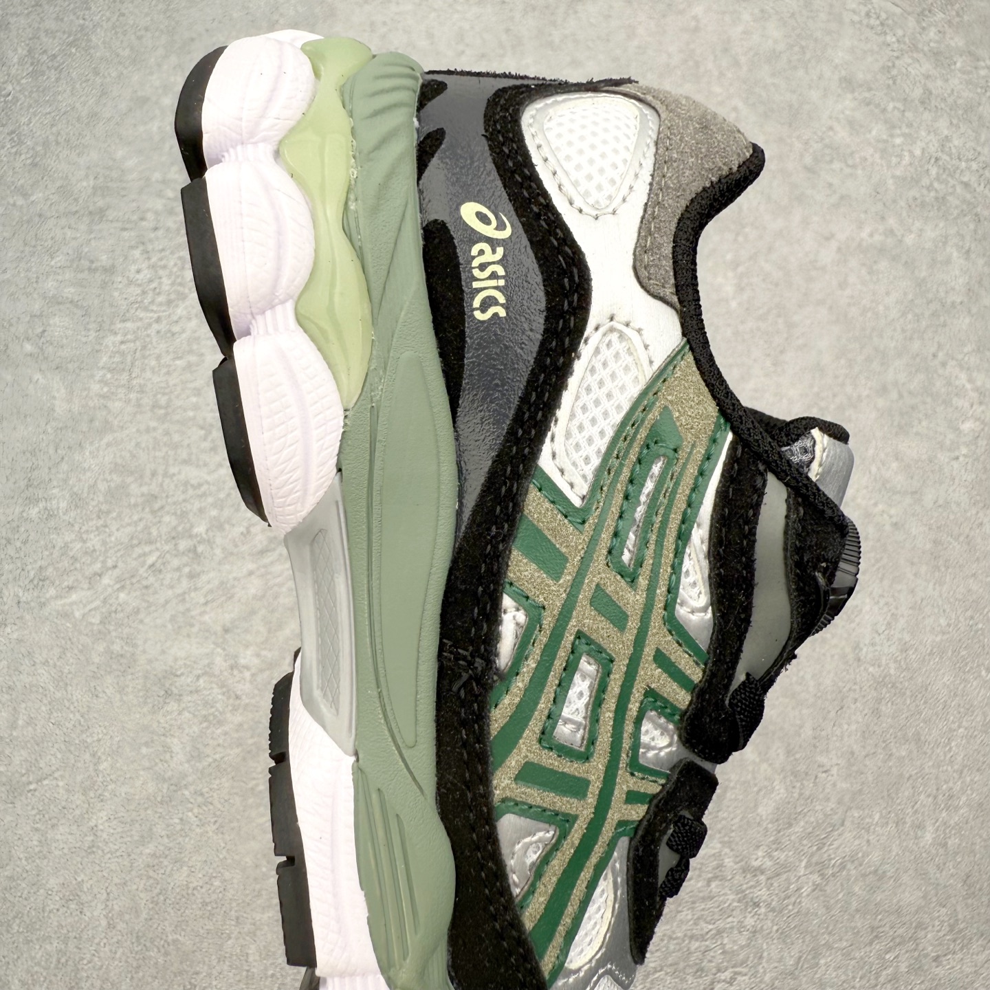 图片[6]-Asics GEL-NYC 亚瑟士防滑耐磨透气低帮运动休闲鞋童鞋 GEL-NYC™ 运动鞋的灵感源自传统和现代高性能跑步风格 其鞋面结构参考了 2000 年代初的 GEL-NIMBUS™ 3 鞋 并将其与 MC-PLUS V 设计中的各种装饰融为一体 该工装通过使用 GEL-CUMULUS® 16 鞋的工装系统来对比鞋面的复古风格 通过轻质泡沫和 GEL® 技术嵌入物的结合 这种中底结构有助于创造先进的脚底舒适度 尺码：27 28 29 30 31 32 33 34 35-选品中心