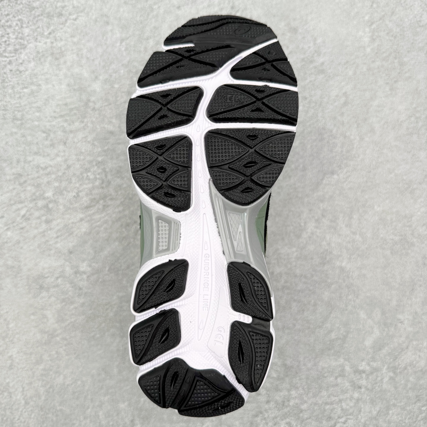 图片[9]-Asics GEL-NYC 亚瑟士防滑耐磨透气低帮运动休闲鞋童鞋 GEL-NYC™ 运动鞋的灵感源自传统和现代高性能跑步风格 其鞋面结构参考了 2000 年代初的 GEL-NIMBUS™ 3 鞋 并将其与 MC-PLUS V 设计中的各种装饰融为一体 该工装通过使用 GEL-CUMULUS® 16 鞋的工装系统来对比鞋面的复古风格 通过轻质泡沫和 GEL® 技术嵌入物的结合 这种中底结构有助于创造先进的脚底舒适度 尺码：27 28 29 30 31 32 33 34 35-选品中心