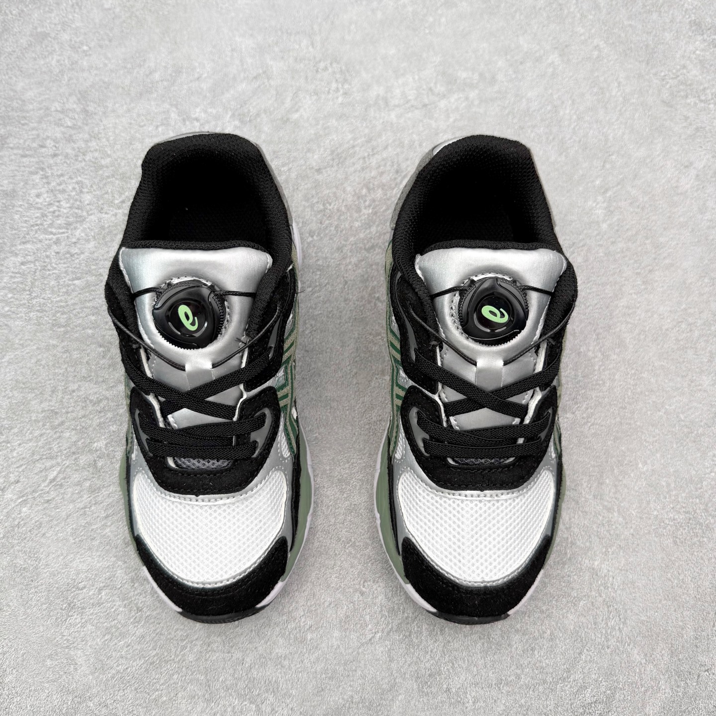 图片[2]-Asics GEL-NYC 亚瑟士防滑耐磨透气低帮运动休闲鞋童鞋 GEL-NYC™ 运动鞋的灵感源自传统和现代高性能跑步风格 其鞋面结构参考了 2000 年代初的 GEL-NIMBUS™ 3 鞋 并将其与 MC-PLUS V 设计中的各种装饰融为一体 该工装通过使用 GEL-CUMULUS® 16 鞋的工装系统来对比鞋面的复古风格 通过轻质泡沫和 GEL® 技术嵌入物的结合 这种中底结构有助于创造先进的脚底舒适度 尺码：27 28 29 30 31 32 33 34 35-选品中心