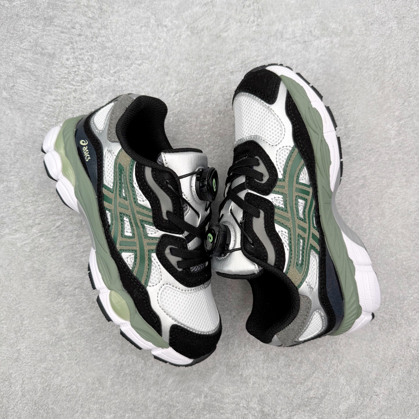 图片[3]-Asics GEL-NYC 亚瑟士防滑耐磨透气低帮运动休闲鞋童鞋 GEL-NYC™ 运动鞋的灵感源自传统和现代高性能跑步风格 其鞋面结构参考了 2000 年代初的 GEL-NIMBUS™ 3 鞋 并将其与 MC-PLUS V 设计中的各种装饰融为一体 该工装通过使用 GEL-CUMULUS® 16 鞋的工装系统来对比鞋面的复古风格 通过轻质泡沫和 GEL® 技术嵌入物的结合 这种中底结构有助于创造先进的脚底舒适度 尺码：27 28 29 30 31 32 33 34 35-选品中心