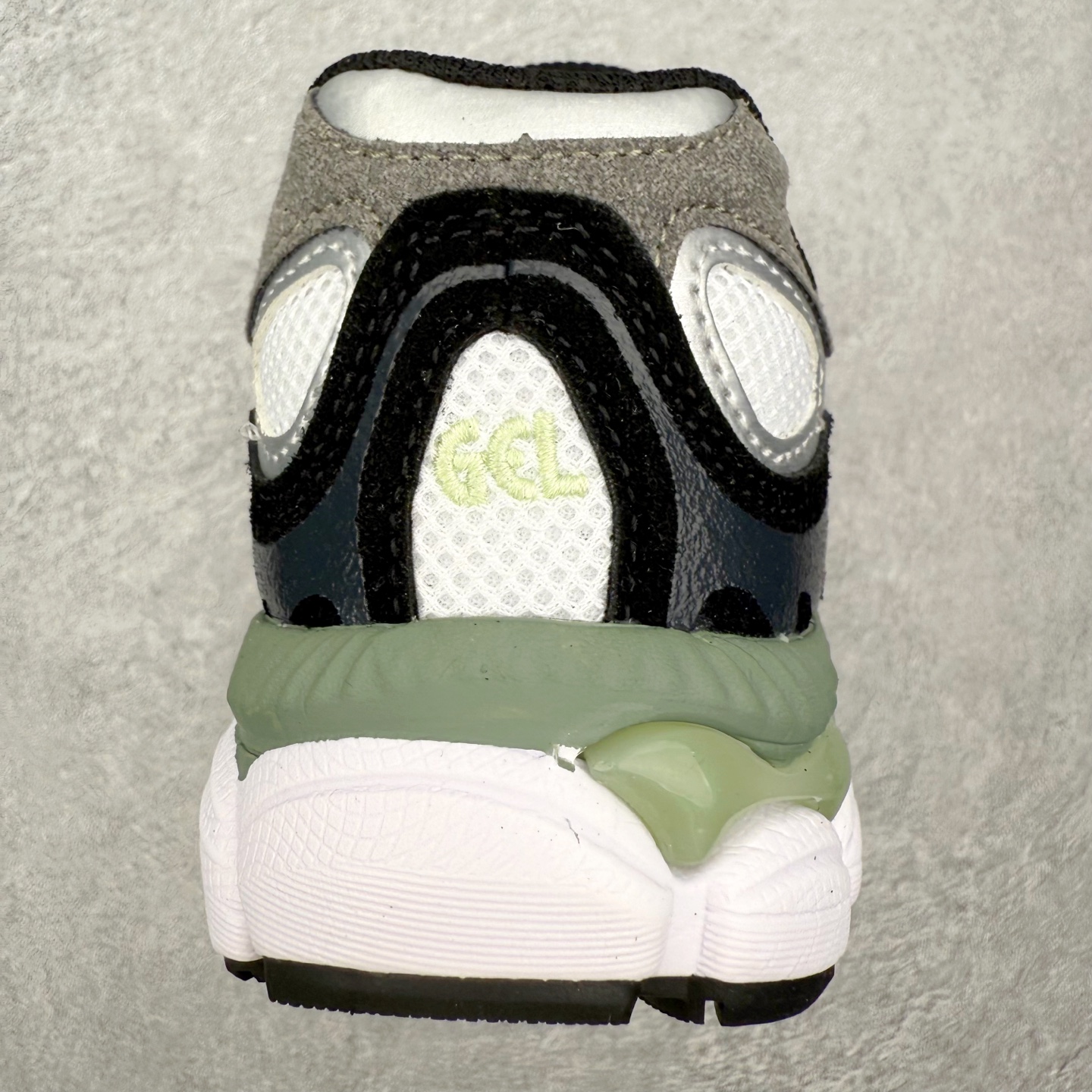 图片[8]-Asics GEL-NYC 亚瑟士防滑耐磨透气低帮运动休闲鞋童鞋 GEL-NYC™ 运动鞋的灵感源自传统和现代高性能跑步风格 其鞋面结构参考了 2000 年代初的 GEL-NIMBUS™ 3 鞋 并将其与 MC-PLUS V 设计中的各种装饰融为一体 该工装通过使用 GEL-CUMULUS® 16 鞋的工装系统来对比鞋面的复古风格 通过轻质泡沫和 GEL® 技术嵌入物的结合 这种中底结构有助于创造先进的脚底舒适度 尺码：27 28 29 30 31 32 33 34 35-选品中心