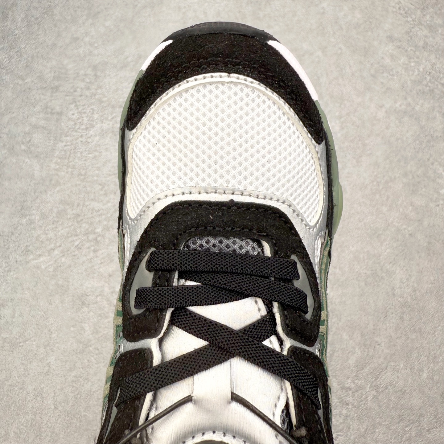 图片[4]-Asics GEL-NYC 亚瑟士防滑耐磨透气低帮运动休闲鞋童鞋 GEL-NYC™ 运动鞋的灵感源自传统和现代高性能跑步风格 其鞋面结构参考了 2000 年代初的 GEL-NIMBUS™ 3 鞋 并将其与 MC-PLUS V 设计中的各种装饰融为一体 该工装通过使用 GEL-CUMULUS® 16 鞋的工装系统来对比鞋面的复古风格 通过轻质泡沫和 GEL® 技术嵌入物的结合 这种中底结构有助于创造先进的脚底舒适度 尺码：27 28 29 30 31 32 33 34 35-选品中心