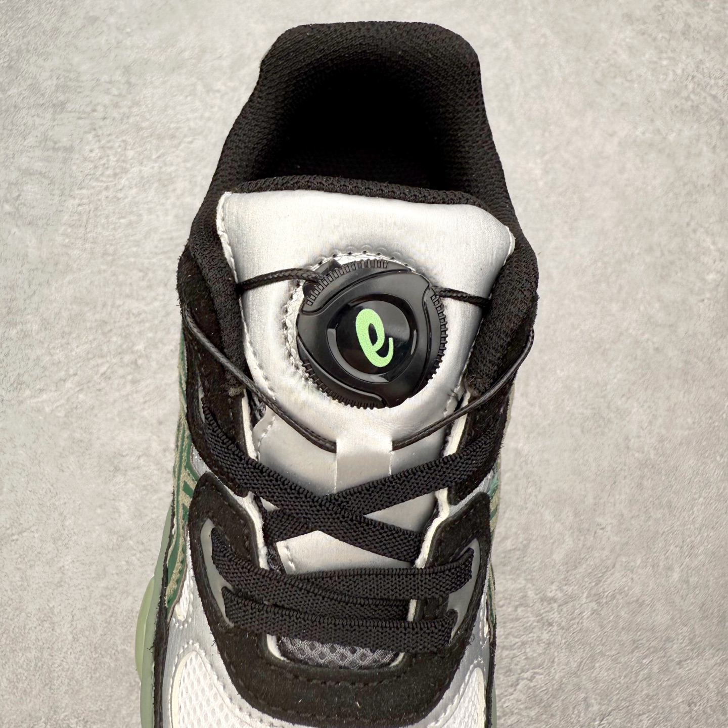 图片[5]-Asics GEL-NYC 亚瑟士防滑耐磨透气低帮运动休闲鞋童鞋 GEL-NYC™ 运动鞋的灵感源自传统和现代高性能跑步风格 其鞋面结构参考了 2000 年代初的 GEL-NIMBUS™ 3 鞋 并将其与 MC-PLUS V 设计中的各种装饰融为一体 该工装通过使用 GEL-CUMULUS® 16 鞋的工装系统来对比鞋面的复古风格 通过轻质泡沫和 GEL® 技术嵌入物的结合 这种中底结构有助于创造先进的脚底舒适度 尺码：27 28 29 30 31 32 33 34 35-选品中心