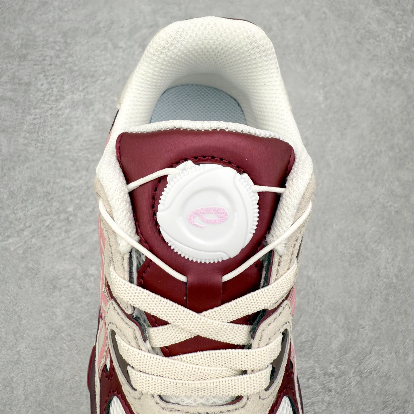 图片[5]-Asics GEL-NYC 亚瑟士防滑耐磨透气低帮运动休闲鞋童鞋 GEL-NYC™ 运动鞋的灵感源自传统和现代高性能跑步风格 其鞋面结构参考了 2000 年代初的 GEL-NIMBUS™ 3 鞋 并将其与 MC-PLUS V 设计中的各种装饰融为一体 该工装通过使用 GEL-CUMULUS® 16 鞋的工装系统来对比鞋面的复古风格 通过轻质泡沫和 GEL® 技术嵌入物的结合 这种中底结构有助于创造先进的脚底舒适度 尺码：27 28 29 30 31 32 33 34 35-选品中心