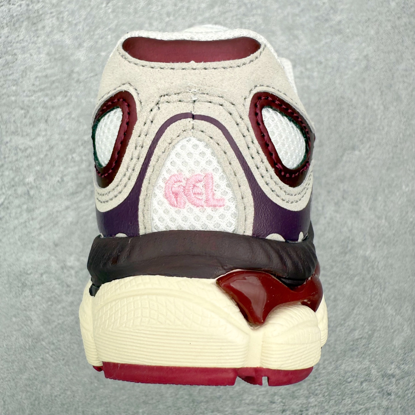 图片[8]-Asics GEL-NYC 亚瑟士防滑耐磨透气低帮运动休闲鞋童鞋 GEL-NYC™ 运动鞋的灵感源自传统和现代高性能跑步风格 其鞋面结构参考了 2000 年代初的 GEL-NIMBUS™ 3 鞋 并将其与 MC-PLUS V 设计中的各种装饰融为一体 该工装通过使用 GEL-CUMULUS® 16 鞋的工装系统来对比鞋面的复古风格 通过轻质泡沫和 GEL® 技术嵌入物的结合 这种中底结构有助于创造先进的脚底舒适度 尺码：27 28 29 30 31 32 33 34 35-选品中心