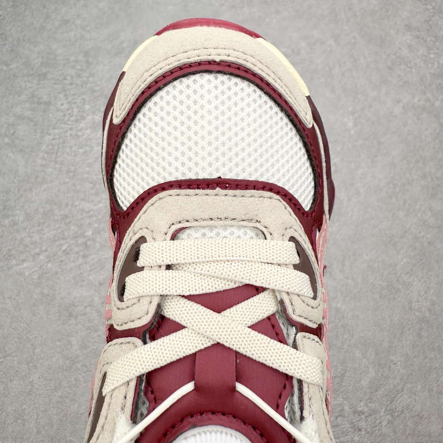 图片[4]-Asics GEL-NYC 亚瑟士防滑耐磨透气低帮运动休闲鞋童鞋 GEL-NYC™ 运动鞋的灵感源自传统和现代高性能跑步风格 其鞋面结构参考了 2000 年代初的 GEL-NIMBUS™ 3 鞋 并将其与 MC-PLUS V 设计中的各种装饰融为一体 该工装通过使用 GEL-CUMULUS® 16 鞋的工装系统来对比鞋面的复古风格 通过轻质泡沫和 GEL® 技术嵌入物的结合 这种中底结构有助于创造先进的脚底舒适度 尺码：27 28 29 30 31 32 33 34 35-选品中心