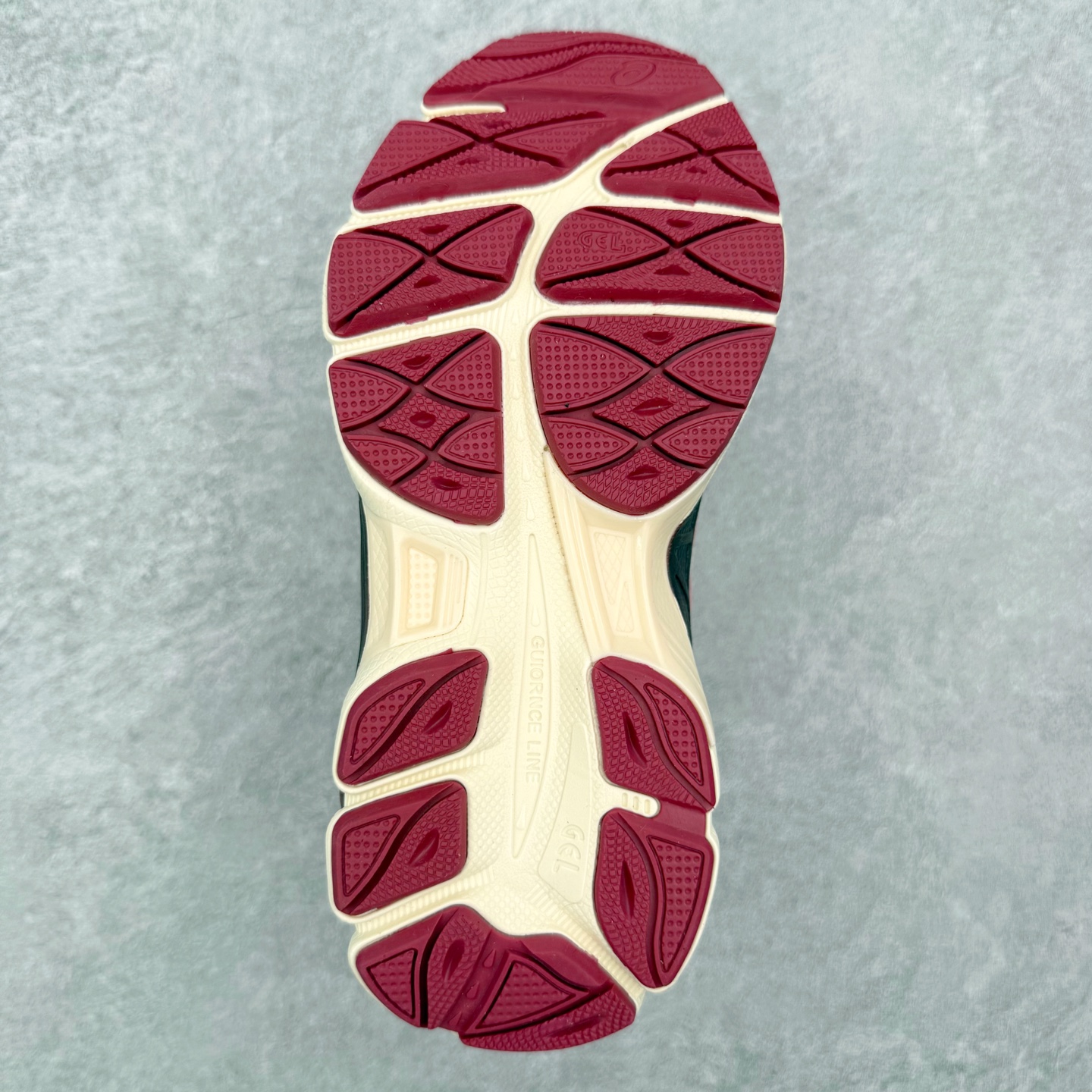 图片[9]-Asics GEL-NYC 亚瑟士防滑耐磨透气低帮运动休闲鞋童鞋 GEL-NYC™ 运动鞋的灵感源自传统和现代高性能跑步风格 其鞋面结构参考了 2000 年代初的 GEL-NIMBUS™ 3 鞋 并将其与 MC-PLUS V 设计中的各种装饰融为一体 该工装通过使用 GEL-CUMULUS® 16 鞋的工装系统来对比鞋面的复古风格 通过轻质泡沫和 GEL® 技术嵌入物的结合 这种中底结构有助于创造先进的脚底舒适度 尺码：27 28 29 30 31 32 33 34 35-选品中心