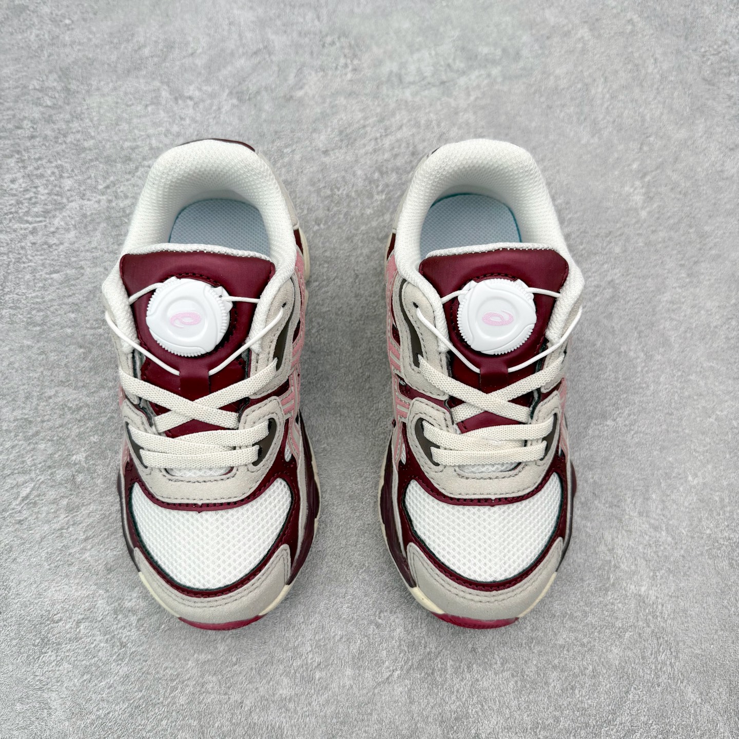 图片[2]-Asics GEL-NYC 亚瑟士防滑耐磨透气低帮运动休闲鞋童鞋 GEL-NYC™ 运动鞋的灵感源自传统和现代高性能跑步风格 其鞋面结构参考了 2000 年代初的 GEL-NIMBUS™ 3 鞋 并将其与 MC-PLUS V 设计中的各种装饰融为一体 该工装通过使用 GEL-CUMULUS® 16 鞋的工装系统来对比鞋面的复古风格 通过轻质泡沫和 GEL® 技术嵌入物的结合 这种中底结构有助于创造先进的脚底舒适度 尺码：27 28 29 30 31 32 33 34 35-选品中心