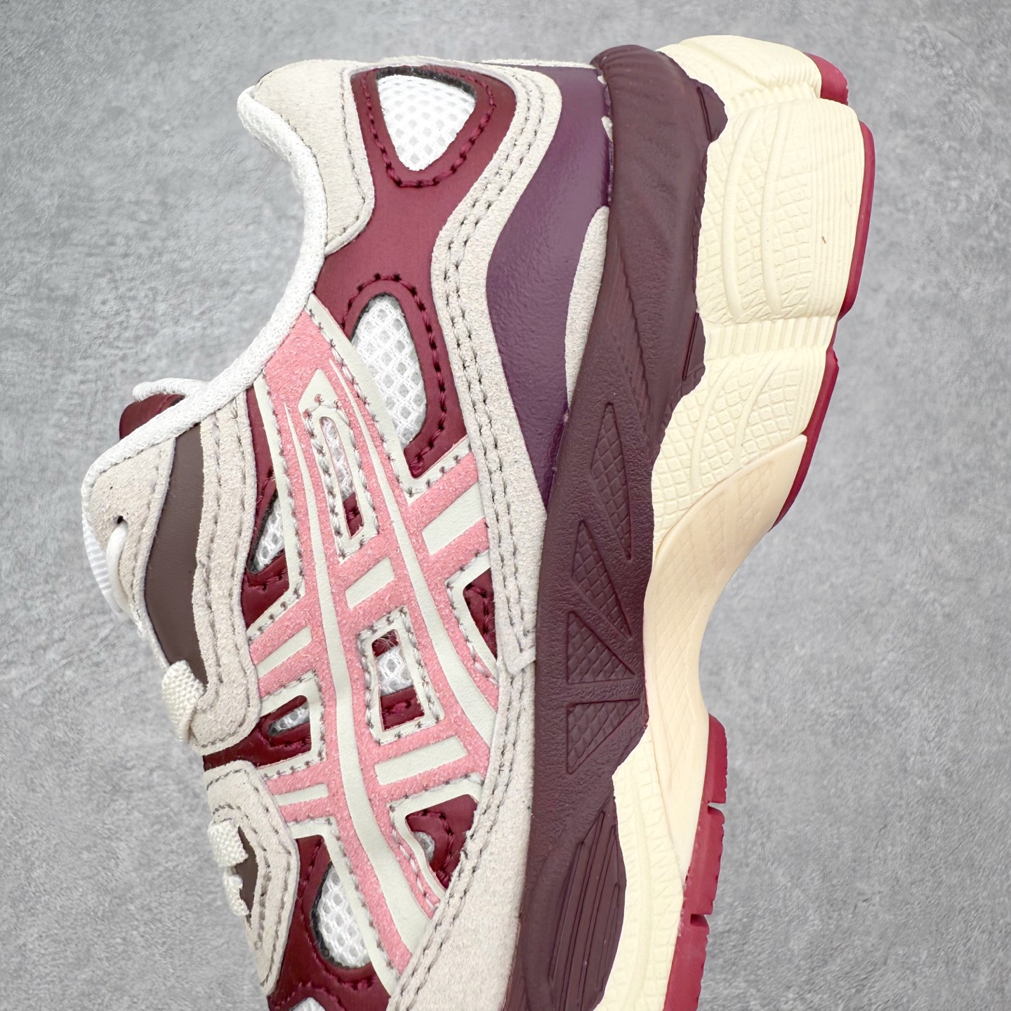 图片[7]-Asics GEL-NYC 亚瑟士防滑耐磨透气低帮运动休闲鞋童鞋 GEL-NYC™ 运动鞋的灵感源自传统和现代高性能跑步风格 其鞋面结构参考了 2000 年代初的 GEL-NIMBUS™ 3 鞋 并将其与 MC-PLUS V 设计中的各种装饰融为一体 该工装通过使用 GEL-CUMULUS® 16 鞋的工装系统来对比鞋面的复古风格 通过轻质泡沫和 GEL® 技术嵌入物的结合 这种中底结构有助于创造先进的脚底舒适度 尺码：27 28 29 30 31 32 33 34 35-选品中心