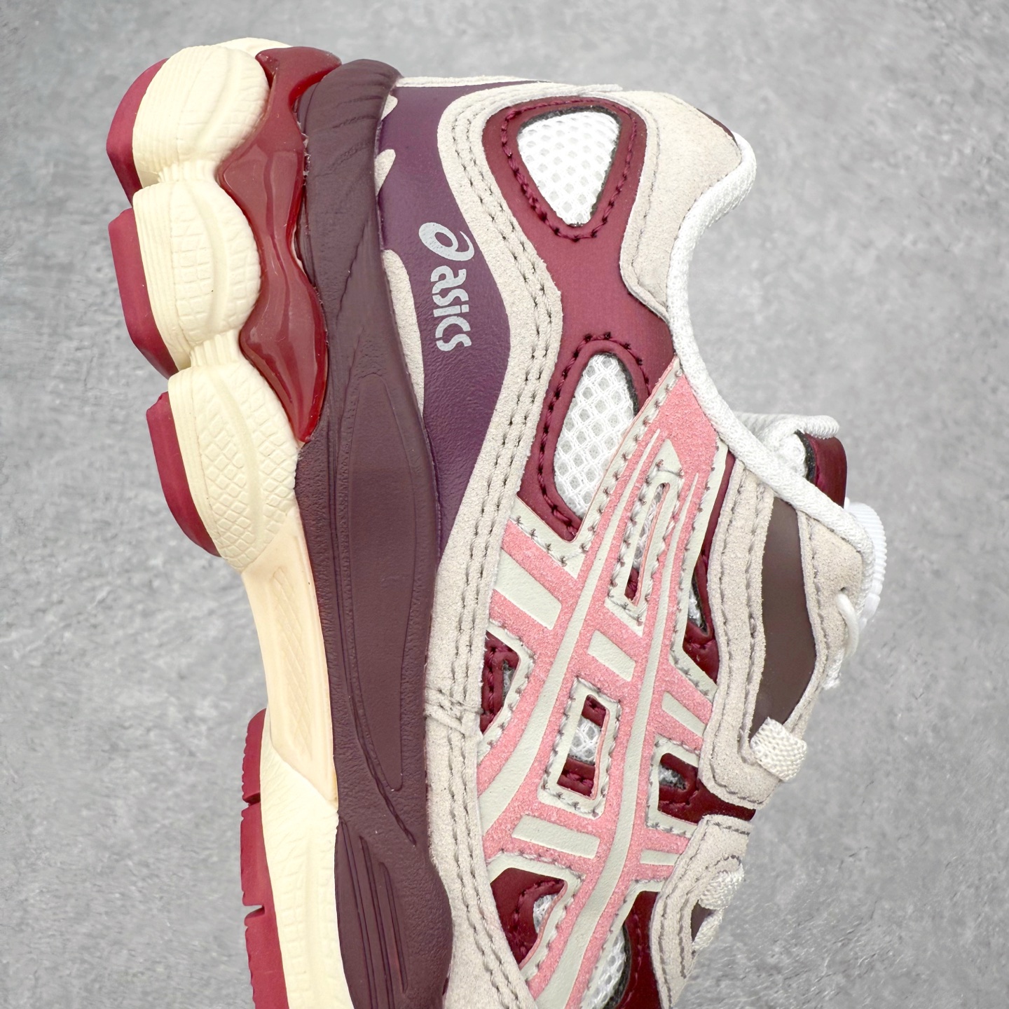 图片[6]-Asics GEL-NYC 亚瑟士防滑耐磨透气低帮运动休闲鞋童鞋 GEL-NYC™ 运动鞋的灵感源自传统和现代高性能跑步风格 其鞋面结构参考了 2000 年代初的 GEL-NIMBUS™ 3 鞋 并将其与 MC-PLUS V 设计中的各种装饰融为一体 该工装通过使用 GEL-CUMULUS® 16 鞋的工装系统来对比鞋面的复古风格 通过轻质泡沫和 GEL® 技术嵌入物的结合 这种中底结构有助于创造先进的脚底舒适度 尺码：27 28 29 30 31 32 33 34 35-选品中心