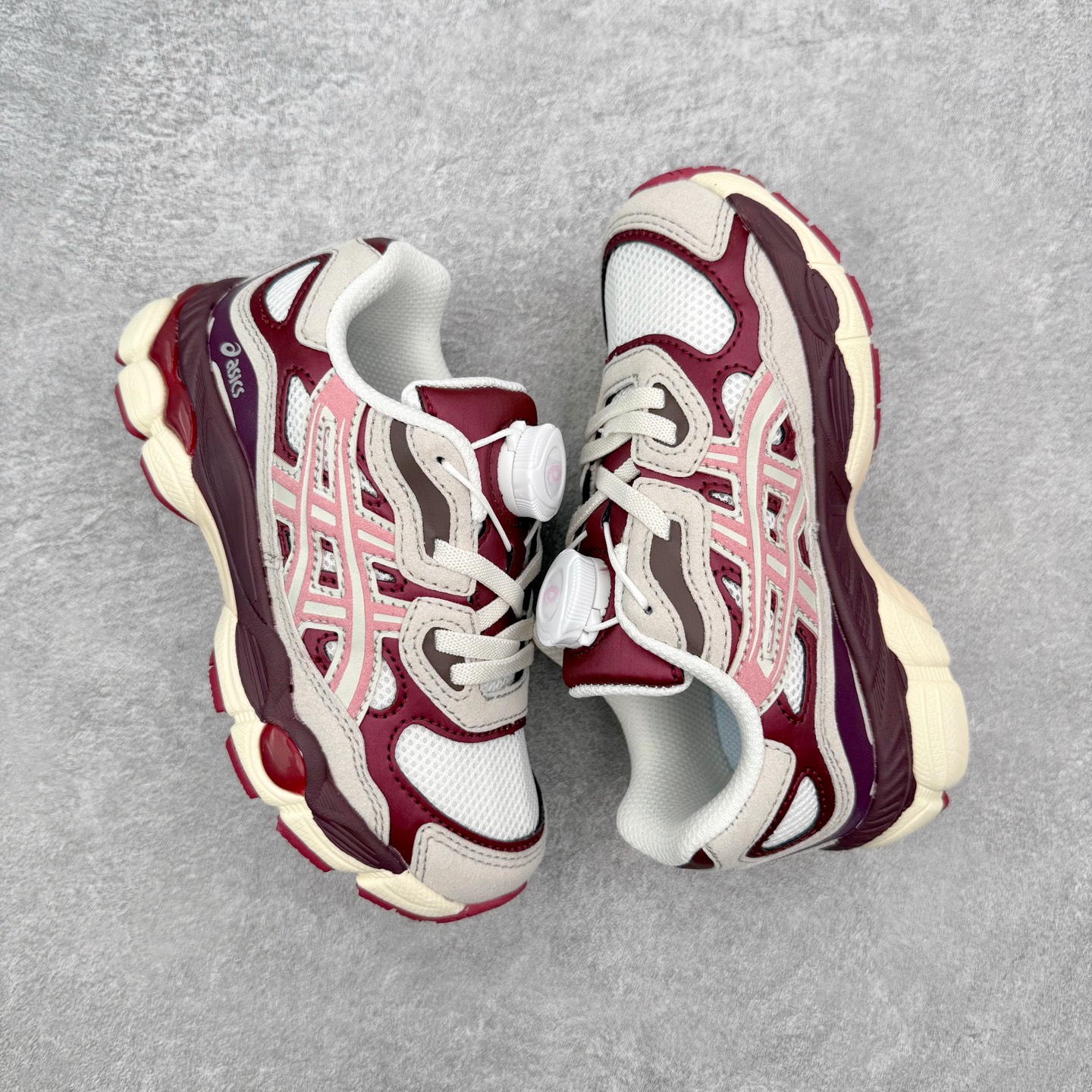 图片[3]-Asics GEL-NYC 亚瑟士防滑耐磨透气低帮运动休闲鞋童鞋 GEL-NYC™ 运动鞋的灵感源自传统和现代高性能跑步风格 其鞋面结构参考了 2000 年代初的 GEL-NIMBUS™ 3 鞋 并将其与 MC-PLUS V 设计中的各种装饰融为一体 该工装通过使用 GEL-CUMULUS® 16 鞋的工装系统来对比鞋面的复古风格 通过轻质泡沫和 GEL® 技术嵌入物的结合 这种中底结构有助于创造先进的脚底舒适度 尺码：27 28 29 30 31 32 33 34 35-选品中心