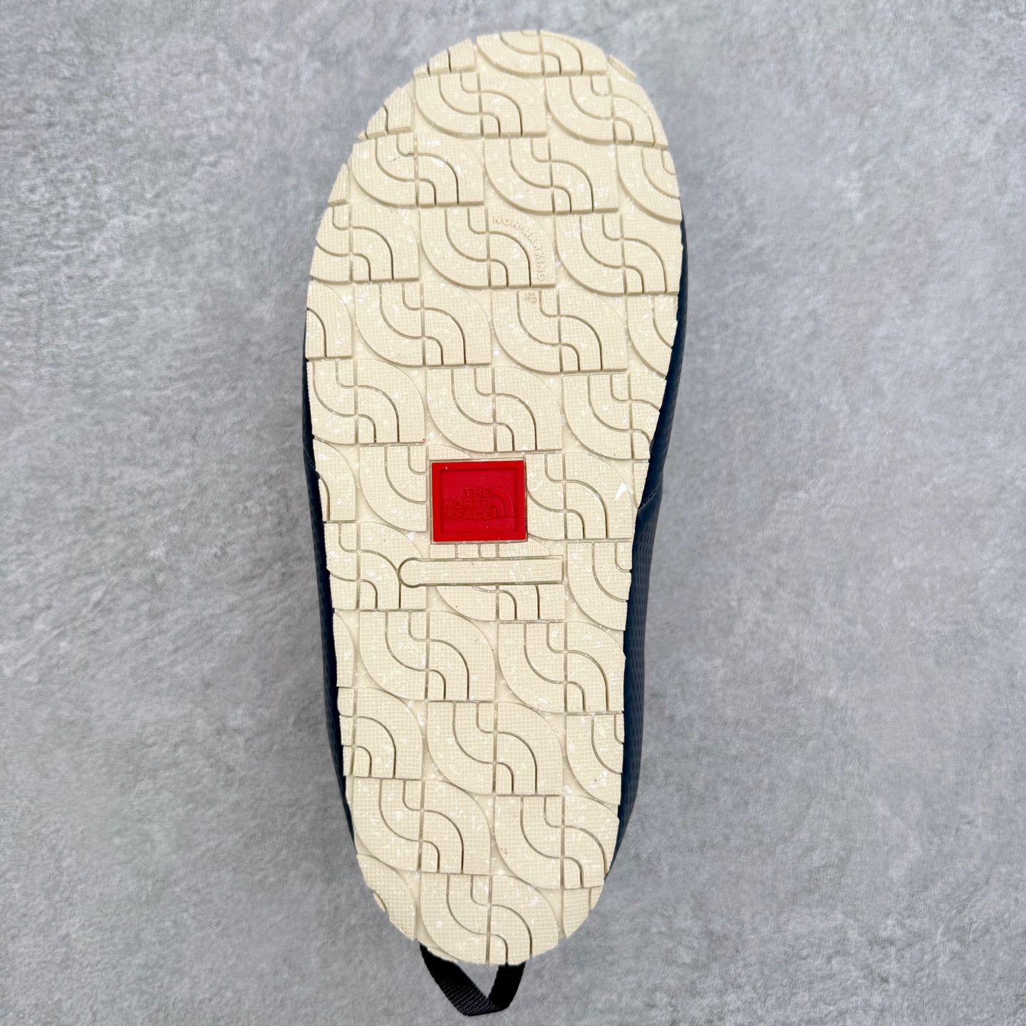 图片[9]-THE NORTH FACE 北面一脚蹬超轻保暖面包棉鞋 专业户外登山品牌（北面）The North Face自1966年创立，由两位热爱登山徒步的年轻登山者于美西旧金山开创，不断透过研发与创新，并且将最先进的技术结合在服装与鞋款设计，生产多种外型帅气且专业能力非常强的户外运动装备而备受欢迎。尺码：36 36.5 37.5 38 38.5 39 40 40.5 41 42 42.5 43 44 44.5 45-选品中心