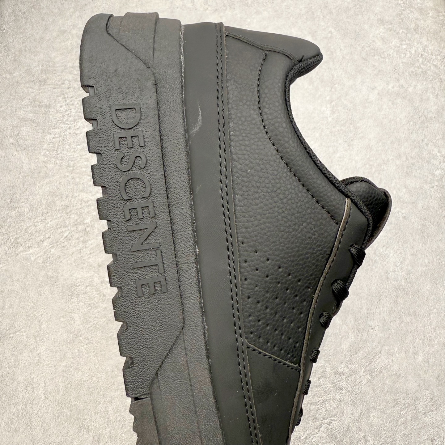 图片[6]-迪桑特DESCENTE Dualis DE Board运动舒适 低帮 生活休闲鞋 DESCENTE（迪桑特）创立于1935年，品牌名取自法语词汇，意为“滑降”。品牌箭头标识代表滑雪的三种技术“高速直线滑行”、“穿越”和“侧滑”，也寓意品牌在打造高端专业运动产品中不断追求完美的创新精神，致力于成为中国高端专业滑雪、综训、女子、铁人三项、高尔夫的第一品牌。实拍调校N版已经零色差零失真 百分百还原实物色彩所见即所得 不存在货不对板色差等低级问题 选购参考实物拍摄 不混卖不参货 只用心做好货严格选品 承诺混一赔十 尺码：36 36.5 37.5 38 38.5 39 40 40.5 41 42 42.5 43 44 44.5 45-选品中心