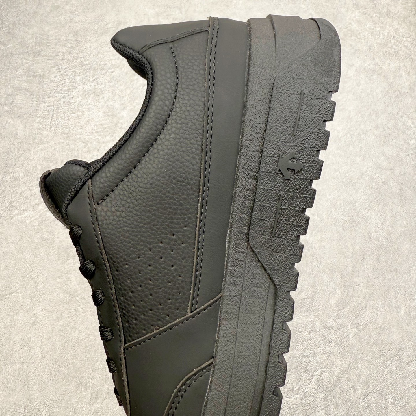 图片[7]-迪桑特DESCENTE Dualis DE Board运动舒适 低帮 生活休闲鞋 DESCENTE（迪桑特）创立于1935年，品牌名取自法语词汇，意为“滑降”。品牌箭头标识代表滑雪的三种技术“高速直线滑行”、“穿越”和“侧滑”，也寓意品牌在打造高端专业运动产品中不断追求完美的创新精神，致力于成为中国高端专业滑雪、综训、女子、铁人三项、高尔夫的第一品牌。实拍调校N版已经零色差零失真 百分百还原实物色彩所见即所得 不存在货不对板色差等低级问题 选购参考实物拍摄 不混卖不参货 只用心做好货严格选品 承诺混一赔十 尺码：36 36.5 37.5 38 38.5 39 40 40.5 41 42 42.5 43 44 44.5 45-选品中心