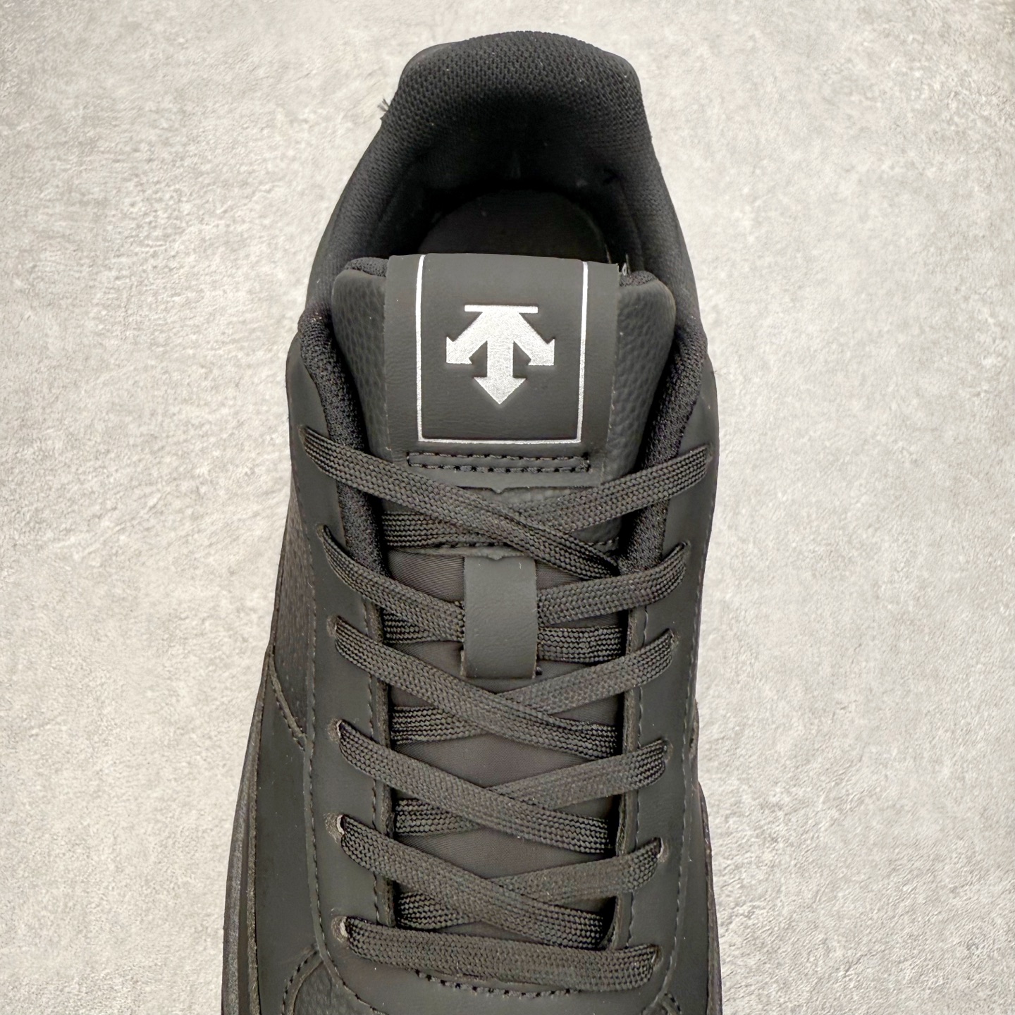 图片[5]-迪桑特DESCENTE Dualis DE Board运动舒适 低帮 生活休闲鞋 DESCENTE（迪桑特）创立于1935年，品牌名取自法语词汇，意为“滑降”。品牌箭头标识代表滑雪的三种技术“高速直线滑行”、“穿越”和“侧滑”，也寓意品牌在打造高端专业运动产品中不断追求完美的创新精神，致力于成为中国高端专业滑雪、综训、女子、铁人三项、高尔夫的第一品牌。实拍调校N版已经零色差零失真 百分百还原实物色彩所见即所得 不存在货不对板色差等低级问题 选购参考实物拍摄 不混卖不参货 只用心做好货严格选品 承诺混一赔十 尺码：36 36.5 37.5 38 38.5 39 40 40.5 41 42 42.5 43 44 44.5 45-选品中心