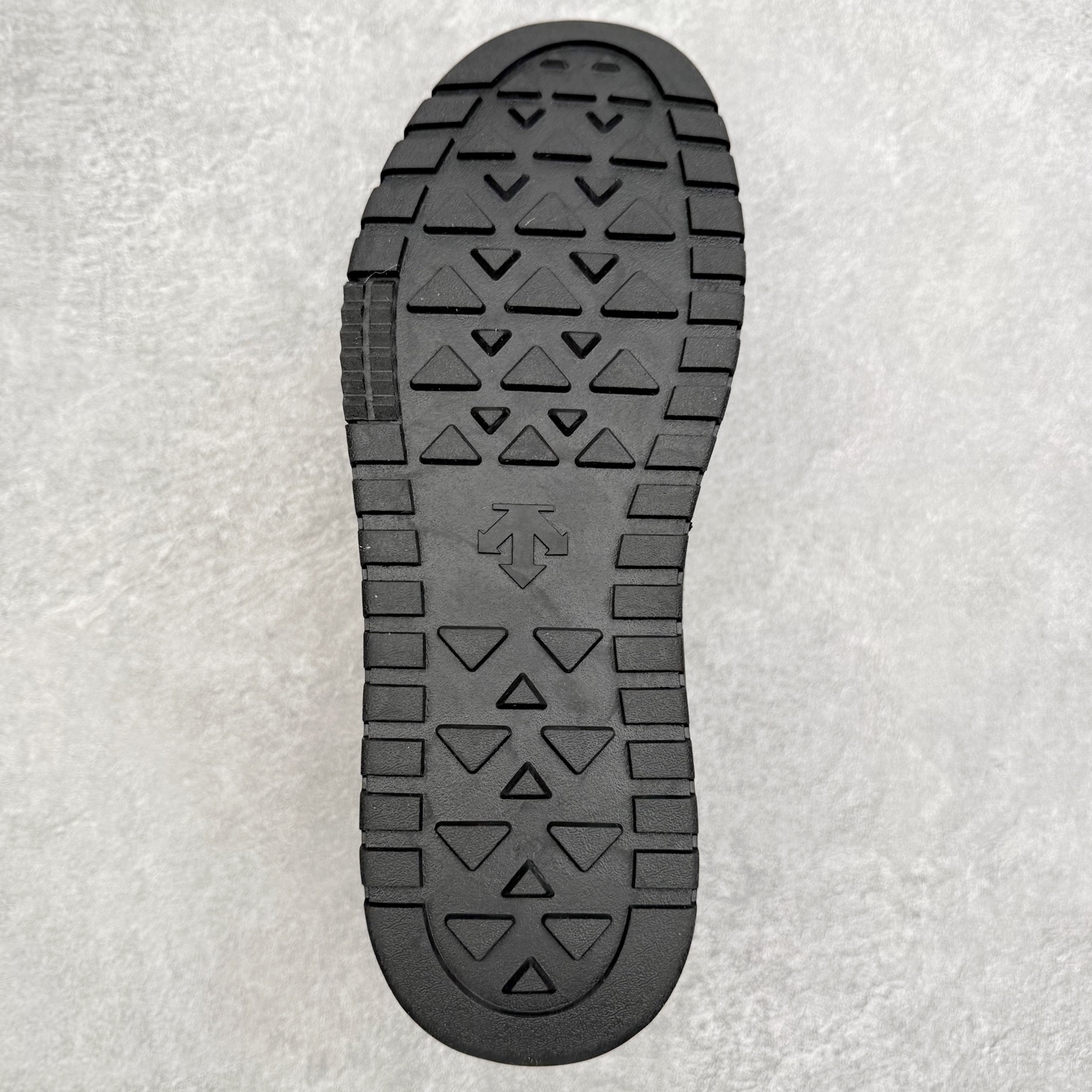 图片[9]-迪桑特DESCENTE Dualis DE Board运动舒适 低帮 生活休闲鞋 DESCENTE（迪桑特）创立于1935年，品牌名取自法语词汇，意为“滑降”。品牌箭头标识代表滑雪的三种技术“高速直线滑行”、“穿越”和“侧滑”，也寓意品牌在打造高端专业运动产品中不断追求完美的创新精神，致力于成为中国高端专业滑雪、综训、女子、铁人三项、高尔夫的第一品牌。实拍调校N版已经零色差零失真 百分百还原实物色彩所见即所得 不存在货不对板色差等低级问题 选购参考实物拍摄 不混卖不参货 只用心做好货严格选品 承诺混一赔十 尺码：36 36.5 37.5 38 38.5 39 40 40.5 41 42 42.5 43 44 44.5 45-选品中心