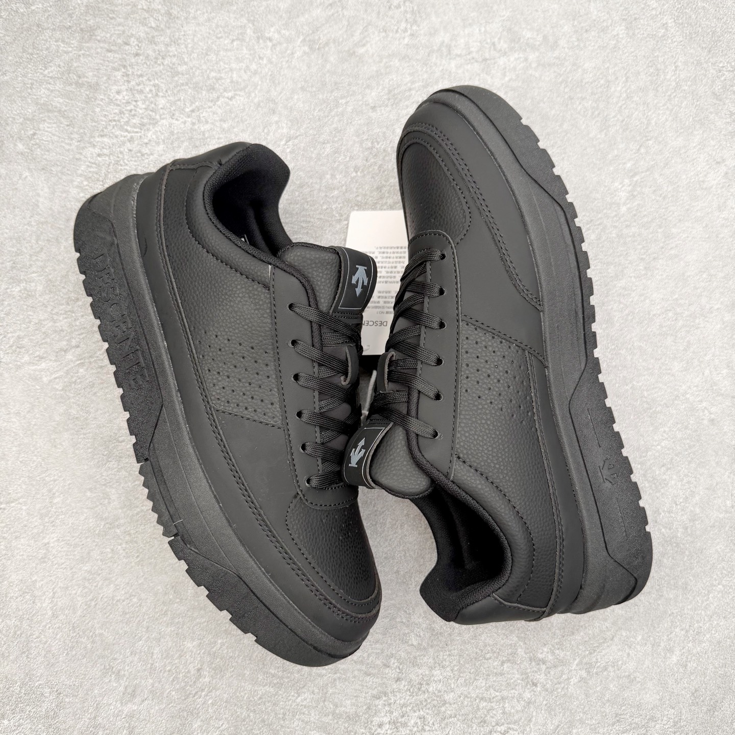 图片[3]-迪桑特DESCENTE Dualis DE Board运动舒适 低帮 生活休闲鞋 DESCENTE（迪桑特）创立于1935年，品牌名取自法语词汇，意为“滑降”。品牌箭头标识代表滑雪的三种技术“高速直线滑行”、“穿越”和“侧滑”，也寓意品牌在打造高端专业运动产品中不断追求完美的创新精神，致力于成为中国高端专业滑雪、综训、女子、铁人三项、高尔夫的第一品牌。实拍调校N版已经零色差零失真 百分百还原实物色彩所见即所得 不存在货不对板色差等低级问题 选购参考实物拍摄 不混卖不参货 只用心做好货严格选品 承诺混一赔十 尺码：36 36.5 37.5 38 38.5 39 40 40.5 41 42 42.5 43 44 44.5 45-选品中心