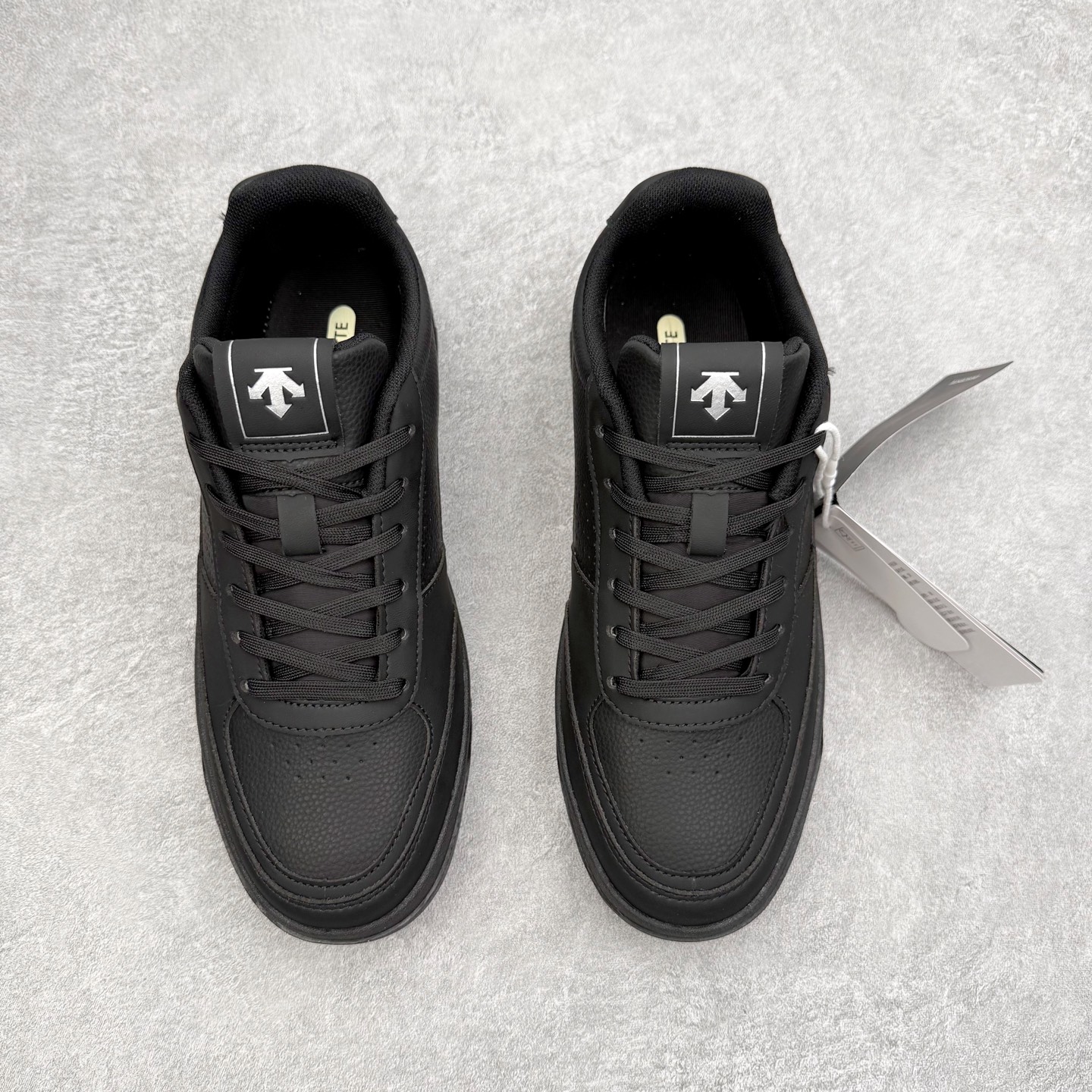 图片[2]-迪桑特DESCENTE Dualis DE Board运动舒适 低帮 生活休闲鞋 DESCENTE（迪桑特）创立于1935年，品牌名取自法语词汇，意为“滑降”。品牌箭头标识代表滑雪的三种技术“高速直线滑行”、“穿越”和“侧滑”，也寓意品牌在打造高端专业运动产品中不断追求完美的创新精神，致力于成为中国高端专业滑雪、综训、女子、铁人三项、高尔夫的第一品牌。实拍调校N版已经零色差零失真 百分百还原实物色彩所见即所得 不存在货不对板色差等低级问题 选购参考实物拍摄 不混卖不参货 只用心做好货严格选品 承诺混一赔十 尺码：36 36.5 37.5 38 38.5 39 40 40.5 41 42 42.5 43 44 44.5 45-选品中心