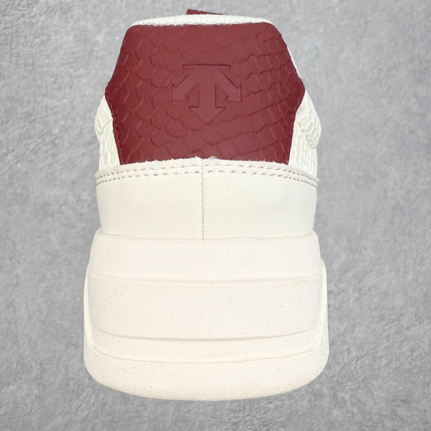 图片[8]-迪桑特DESCENTE Dualis DE Board运动舒适 低帮 生活休闲鞋 DESCENTE（迪桑特）创立于1935年，品牌名取自法语词汇，意为“滑降”。品牌箭头标识代表滑雪的三种技术“高速直线滑行”、“穿越”和“侧滑”，也寓意品牌在打造高端专业运动产品中不断追求完美的创新精神，致力于成为中国高端专业滑雪、综训、女子、铁人三项、高尔夫的第一品牌。实拍调校N版已经零色差零失真 百分百还原实物色彩所见即所得 不存在货不对板色差等低级问题 选购参考实物拍摄 不混卖不参货 只用心做好货严格选品 承诺混一赔十 尺码：36 36.5 37.5 38 38.5 39 40 40.5 41 42 42.5 43 44 44.5 45-选品中心