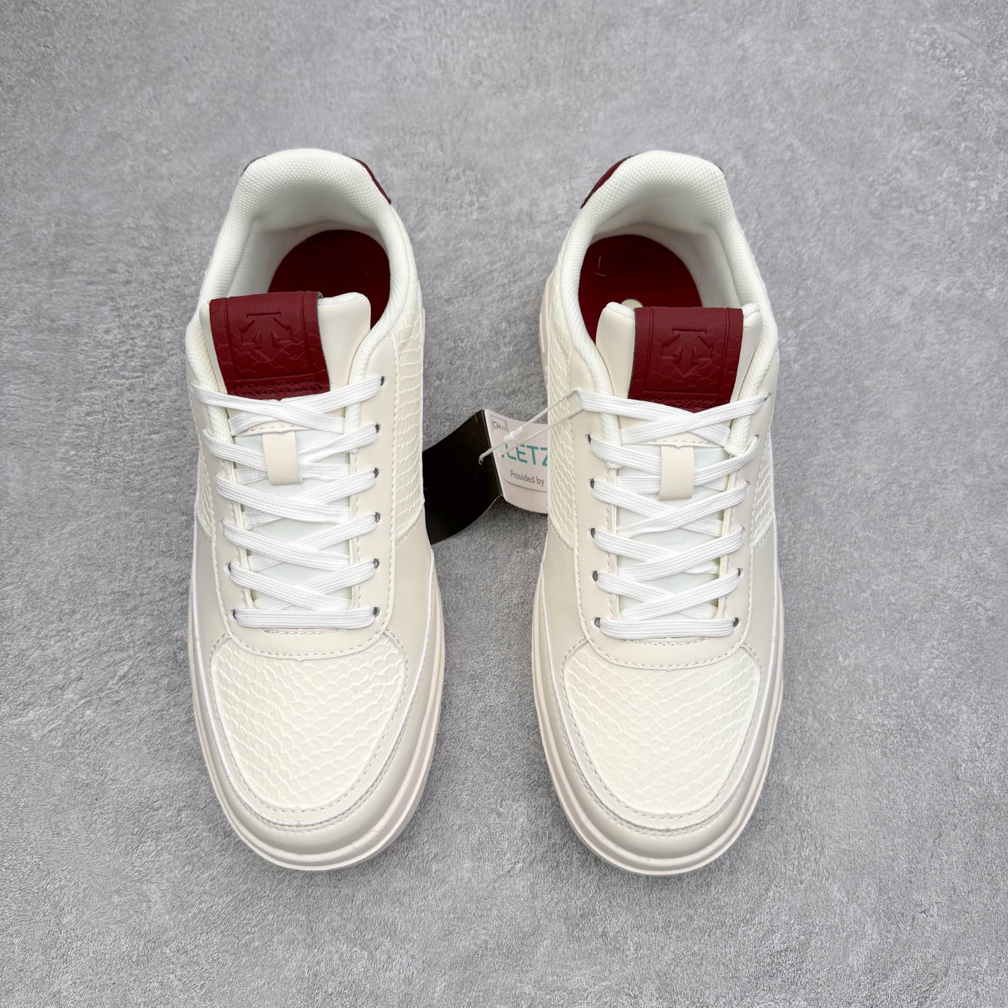 图片[2]-迪桑特DESCENTE Dualis DE Board运动舒适 低帮 生活休闲鞋 DESCENTE（迪桑特）创立于1935年，品牌名取自法语词汇，意为“滑降”。品牌箭头标识代表滑雪的三种技术“高速直线滑行”、“穿越”和“侧滑”，也寓意品牌在打造高端专业运动产品中不断追求完美的创新精神，致力于成为中国高端专业滑雪、综训、女子、铁人三项、高尔夫的第一品牌。实拍调校N版已经零色差零失真 百分百还原实物色彩所见即所得 不存在货不对板色差等低级问题 选购参考实物拍摄 不混卖不参货 只用心做好货严格选品 承诺混一赔十 尺码：36 36.5 37.5 38 38.5 39 40 40.5 41 42 42.5 43 44 44.5 45-选品中心