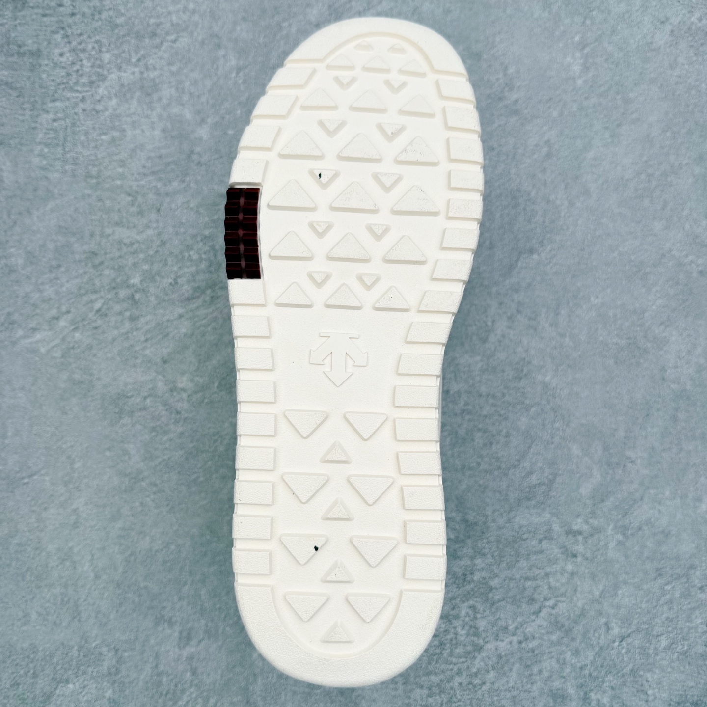 图片[9]-迪桑特DESCENTE Dualis DE Board运动舒适 低帮 生活休闲鞋 DESCENTE（迪桑特）创立于1935年，品牌名取自法语词汇，意为“滑降”。品牌箭头标识代表滑雪的三种技术“高速直线滑行”、“穿越”和“侧滑”，也寓意品牌在打造高端专业运动产品中不断追求完美的创新精神，致力于成为中国高端专业滑雪、综训、女子、铁人三项、高尔夫的第一品牌。实拍调校N版已经零色差零失真 百分百还原实物色彩所见即所得 不存在货不对板色差等低级问题 选购参考实物拍摄 不混卖不参货 只用心做好货严格选品 承诺混一赔十 尺码：36 36.5 37.5 38 38.5 39 40 40.5 41 42 42.5 43 44 44.5 45-选品中心